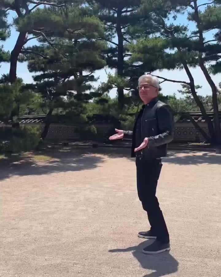 젠슨 황👾가죽재킷 입고 ‘골든’ 췄다
세계 시총 1위 엔비디아의 젠슨 황(Jensen Huang, 63) CEO가 가죽재킷 차림으로 케데헌 OST ‘골든’에 맞춰 춤추는 영상이 공개됐습니다. 한국가구박물관 마당, ‘유 퀴즈 온 더 블럭’ 공식 계정이 본방 전 티저로 올렸습니다.
트레이드마크인 검은 가죽재킷 그대로, 한옥 앞에서 케데헌에 몸을 맡겼습니다. 영상 캡션엔 “실화냐 (AI 아님)“이 달렸습니다. 본방송은 6월 10일 수요일 저녁 8시 45분입니다. 이미지