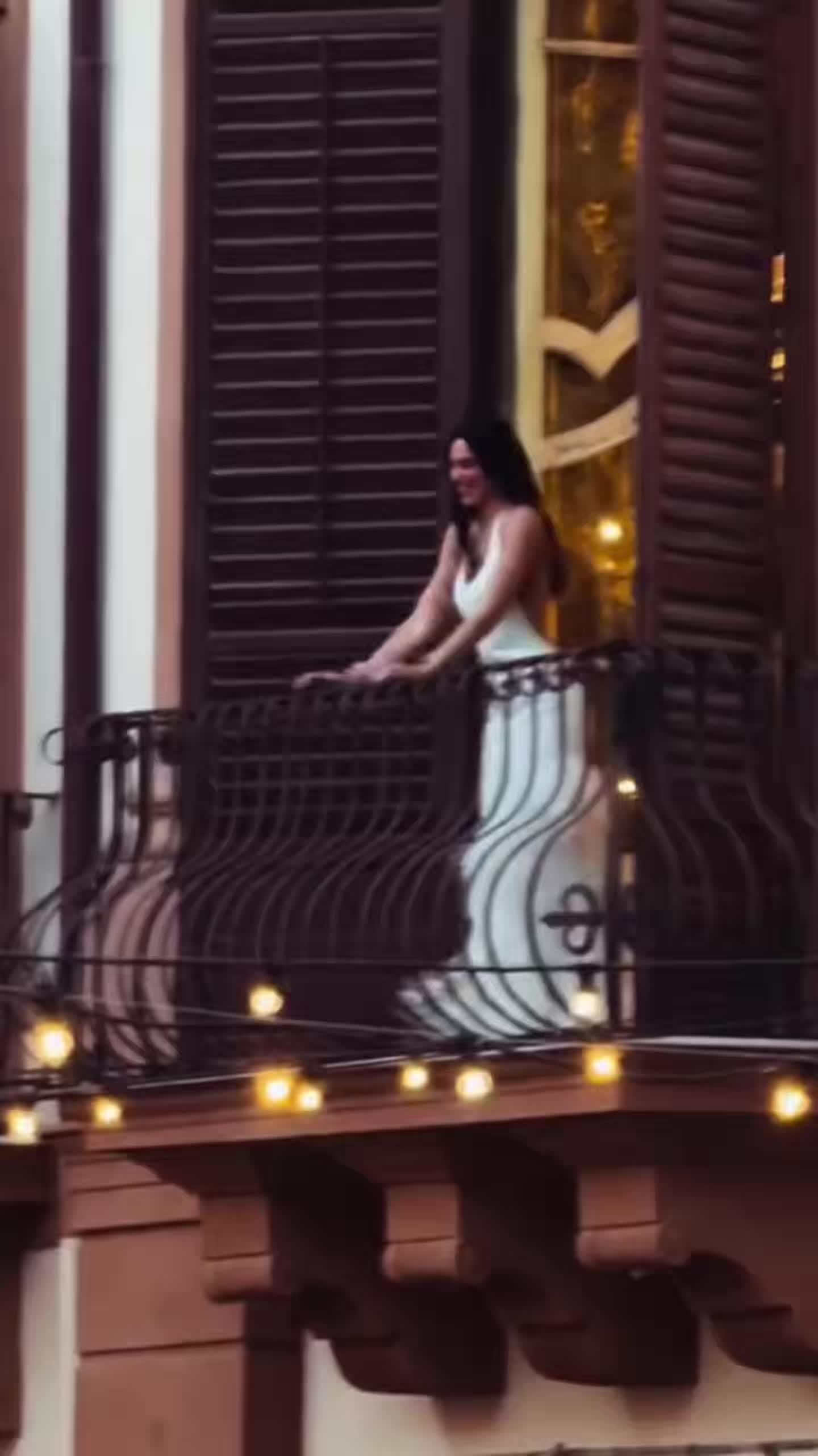 두아 리파, 커스텀 보테가 베네타 드레스 입고 스위트룸 발코니에서 야~호👰♀️💃🏼 지난 5월 31일 런던에서 결혼식을 올린 두아 리파와 칼럼 터너가 이탈리아 시칠리아 섬 팔레르모에서 3일간 웨딩 파티를 엽니다. 찰리 XCX, 마크 론슨, 트로이 시반 등 화려한 게스트들도 팔레르모에 도착했다는데요. 3일간 펼쳐질 두아 리파와 칼럼 터너의 웨딩 파티 모습 기대되네요. 이미지