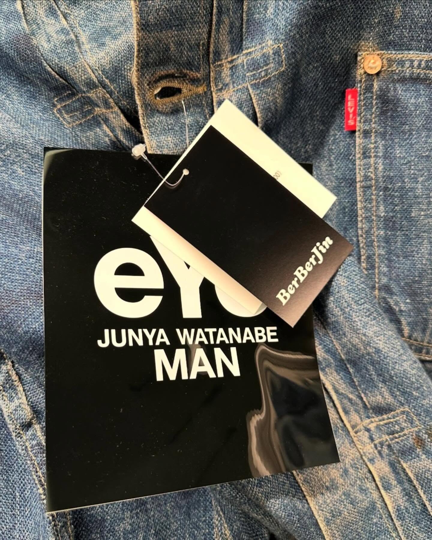 80년 전 리바이스👖🤝리넨 청자켓
eYe 준야 와타나베 맨 × 베르베르진 × 리바이스 데님 재킷🪖
후지와라 히로시가 ”여름의 보물“이라 불렀다는 리바이스 506XX, 1944년 사양. 물자 통제기에 만들어져 플랩 없는 포켓, 월계수 버튼, 빅사이즈 특유의 스플릿 백(통칭 T백)까지 그 시절 흔적이 남은 퍼스트입니다.
eYe 준야 와타나베 맨(eYe JUNYA WATANABE MAN)이 베르베르진(BerBerJin), 리바이스(Levi‘s)와 함께 그 원형을 다시 꺼냈습니다. 색빠짐도 아타리도 전부 프린트예요. 실물 빈티지 데님을 3D 스캔해 원단에 전사한 트롱프뢰유. 게다가 원단은 리넨입니다.
• eYe 준야 와타나베 맨 × 베르베르진 × 리바이스 캡슐
- 506XX 1944 재킷 (S506XX 1944 Jacket), 리넨
- 501XX 1942 진 (501XX 1942 Jeans) 이미지5