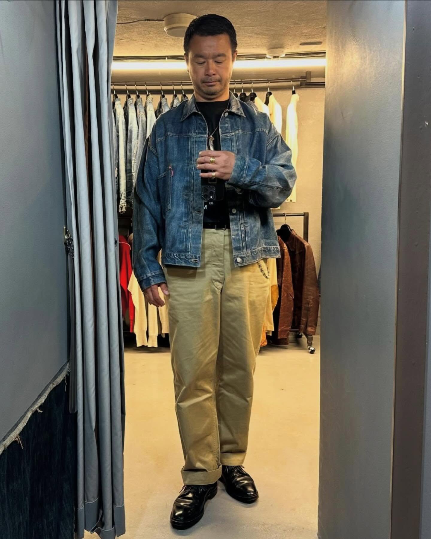 80년 전 리바이스👖🤝리넨 청자켓
eYe 준야 와타나베 맨 × 베르베르진 × 리바이스 데님 재킷🪖
후지와라 히로시가 ”여름의 보물“이라 불렀다는 리바이스 506XX, 1944년 사양. 물자 통제기에 만들어져 플랩 없는 포켓, 월계수 버튼, 빅사이즈 특유의 스플릿 백(통칭 T백)까지 그 시절 흔적이 남은 퍼스트입니다.
eYe 준야 와타나베 맨(eYe JUNYA WATANABE MAN)이 베르베르진(BerBerJin), 리바이스(Levi‘s)와 함께 그 원형을 다시 꺼냈습니다. 색빠짐도 아타리도 전부 프린트예요. 실물 빈티지 데님을 3D 스캔해 원단에 전사한 트롱프뢰유. 게다가 원단은 리넨입니다.
• eYe 준야 와타나베 맨 × 베르베르진 × 리바이스 캡슐
- 506XX 1944 재킷 (S506XX 1944 Jacket), 리넨
- 501XX 1942 진 (501XX 1942 Jeans) 이미지6