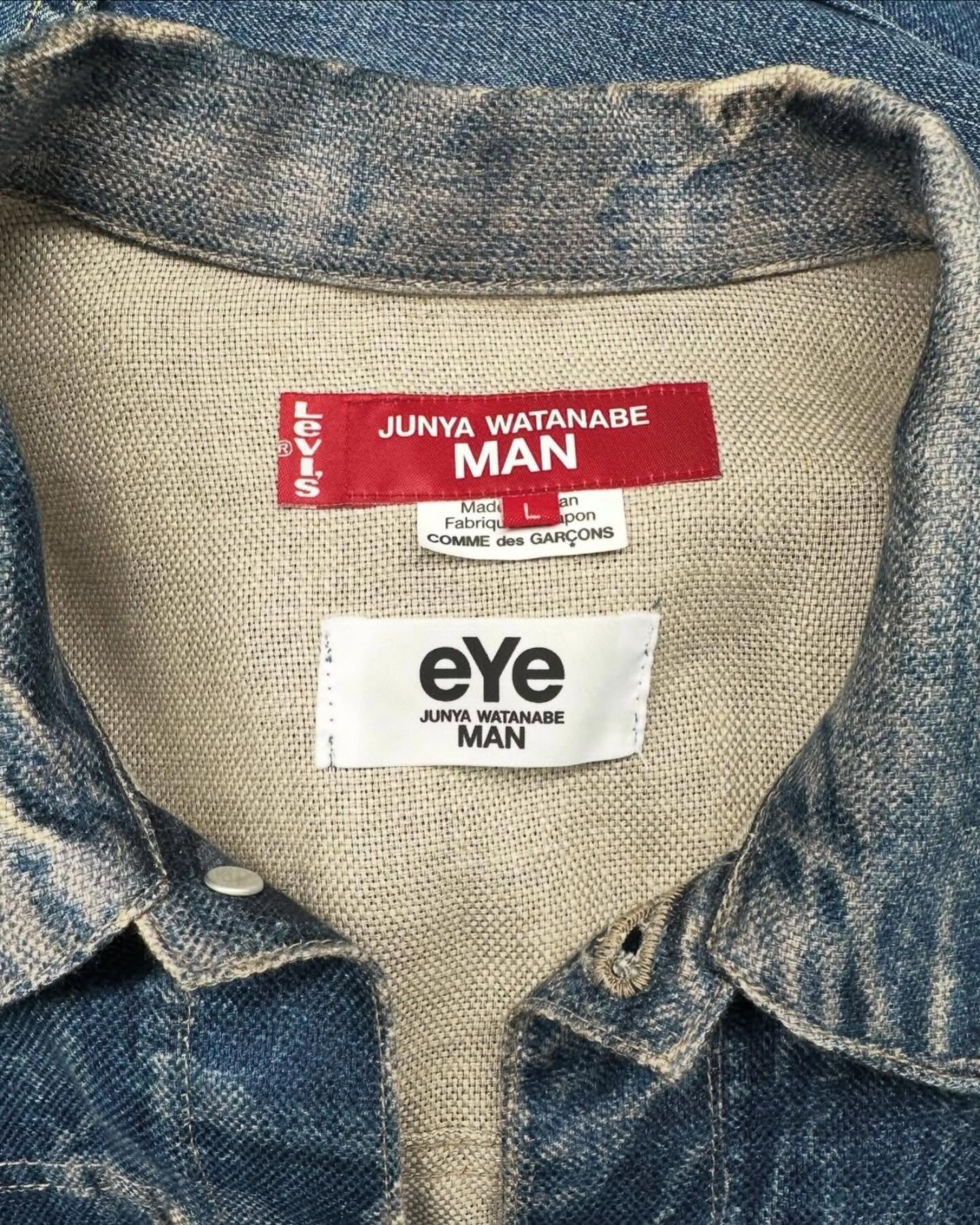 80년 전 리바이스👖🤝리넨 청자켓
eYe 준야 와타나베 맨 × 베르베르진 × 리바이스 데님 재킷🪖
후지와라 히로시가 ”여름의 보물“이라 불렀다는 리바이스 506XX, 1944년 사양. 물자 통제기에 만들어져 플랩 없는 포켓, 월계수 버튼, 빅사이즈 특유의 스플릿 백(통칭 T백)까지 그 시절 흔적이 남은 퍼스트입니다.
eYe 준야 와타나베 맨(eYe JUNYA WATANABE MAN)이 베르베르진(BerBerJin), 리바이스(Levi‘s)와 함께 그 원형을 다시 꺼냈습니다. 색빠짐도 아타리도 전부 프린트예요. 실물 빈티지 데님을 3D 스캔해 원단에 전사한 트롱프뢰유. 게다가 원단은 리넨입니다.
• eYe 준야 와타나베 맨 × 베르베르진 × 리바이스 캡슐
- 506XX 1944 재킷 (S506XX 1944 Jacket), 리넨
- 501XX 1942 진 (501XX 1942 Jeans) 이미지4