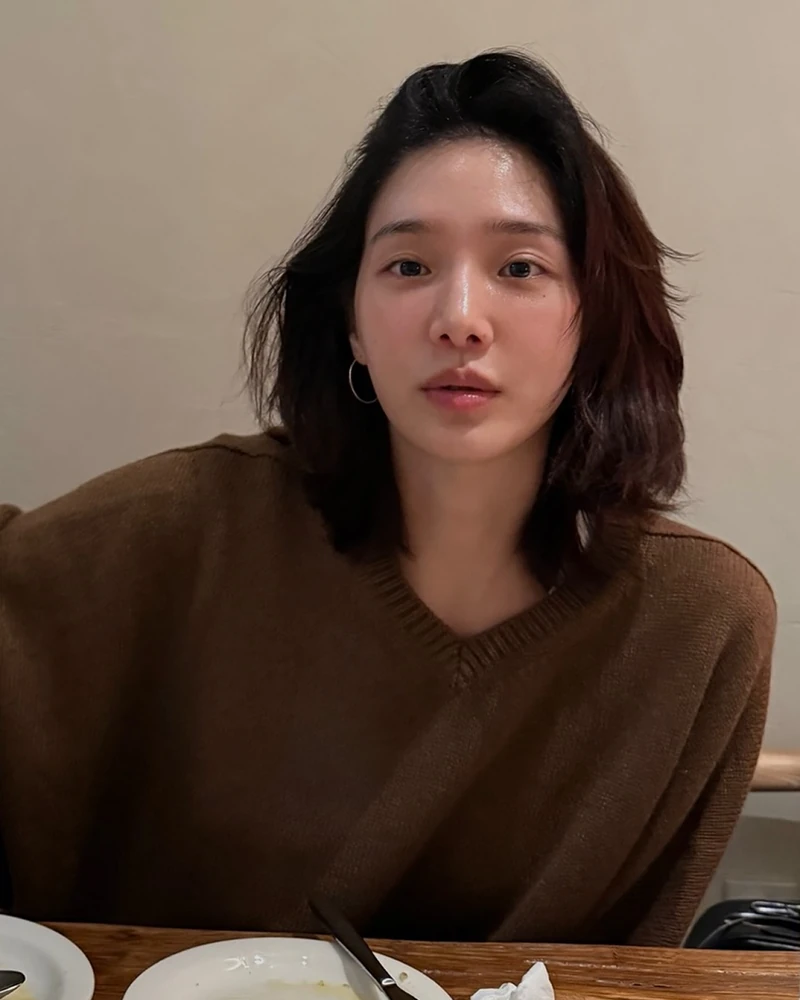 그 가위 당장 멈추세요!💇🏻♀️
지금이 가장 스타일리시해질 수 있는 타이밍입니다.
단발에서 장발로 넘어가는 마의 구간, 일명 거지존 때문에 또 다시 가위를 들까 고민 중이라면? 어깨선에 닿아 제멋대로 뻗치는 머리가 고민이라면? 오히려 그 뻗침을 힙하게 살린 중단발 헤어스타일이 정답!
가볍게 층을 내고 러프한 텍스처를 살려주면, 대충 털어 말리기만 해도 시크하고 감각적인 분위기가 완성돼요. 혹은 아예 무겁게 내린 머리에 펌을 넣어주면 이거야 말로 진정 내추럴한 헤어스타일!🤍 이미지2