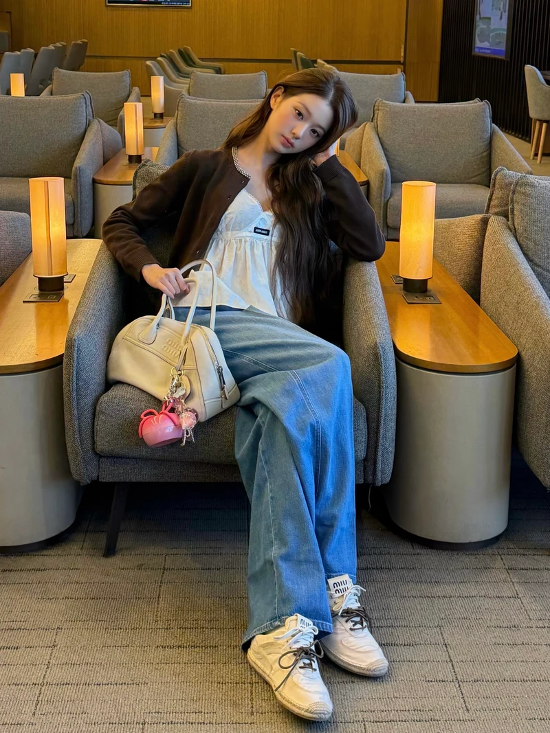 원영이는 미우미우를 입는다👜
일본에서 장원영은 뭘 입었는지 찾아봤습니다. 미우미우 엠버서더로 활동중인 장원영은 모두 미우미우 제품을 착용했는데요. 머리부터 발끝까지 착용해도 어색하지 않은 조화로움을 보여줍니다. 장원영=미우미우 공식을 완성시키는 장원영의 미우미우 스타일링 살펴볼까요?
- 비방 나파 가죽 백, 510만 원대
- 슬럽 아이렛 포플린 탑, 290만 원대
- 샴브레이 팬츠, 170만 원대 이미지6