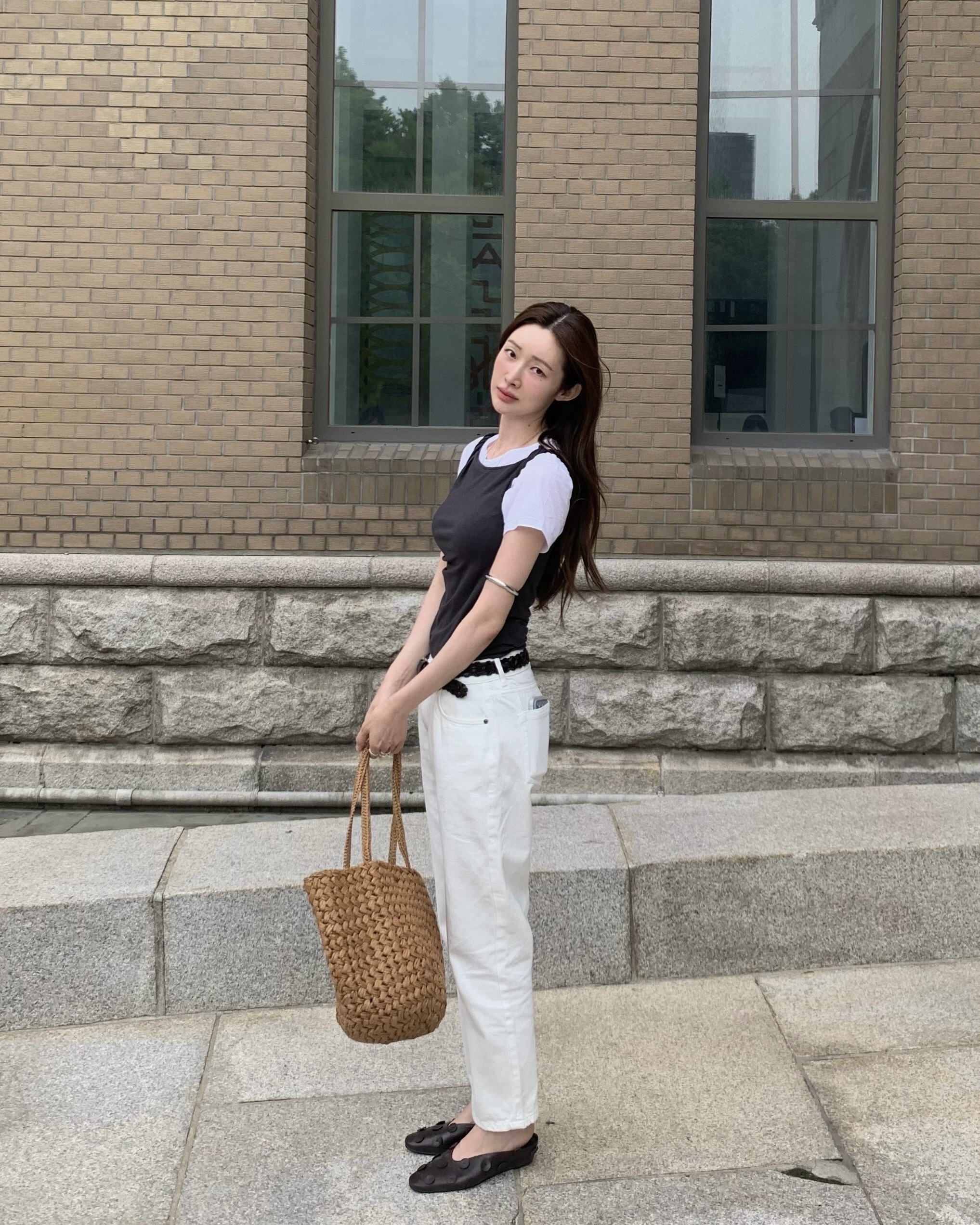 라피아 백 하나로 완성하는 여름 코디👜🤍
차정원과 봉태규의 여름 룩에서 공통으로 포착된 아이템은 더 로우의 에스텔 투 백입니다. 라피아 소재를 촘촘하게 엮어 만든 토트백으로, 길게 떨어지는 핸들과 둥글게 마무리된 바닥 실루엣이 특징인데요. 내추럴한 짜임 덕분에 가벼운 여름 코디에 산뜻하게 어울립니다.
차정원처럼 화이트 팬츠에 매치하면 산뜻한 여름 코디로, 봉태규처럼 브라운 티셔츠에 매치해 담백한 데일리 룩으로 연출할 수 있습니다. 라탄백을 고민 중이라면 두 사람의 스타일링을 참고해보세요.
- 더 로우 에스텔 투 백, 200만 원대 이미지3