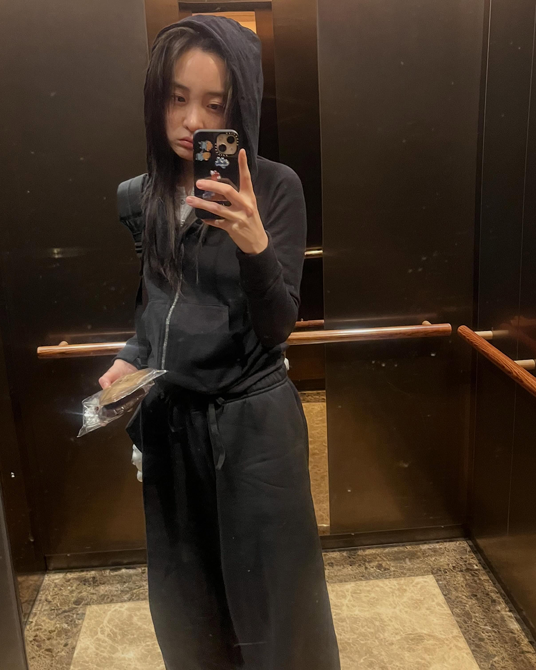 올여름 패션트렌드가 궁금하다면, 김민하의 '엘리베이터 코어'를 주목하세요🙆♀️🛗
배우 김민하의 엘리베이터 거울 셀카 속에서 26 S/S 스타일링 팁을 확인하세요. 블랙 민소매와 트랙팬츠로 편안하면서도 시크한 룩은 물론 티셔츠에 블랙데님을 매치해 톰보이 같은 귀여운 모습까지.
요새 뭐 입지 고민될 때 저는 민하 언니의 엘리베이터 코어를 참고하겠습니다. 이미지8