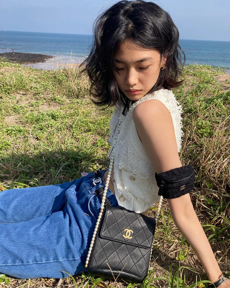 그 가위 당장 멈추세요!💇🏻♀️
지금이 가장 스타일리시해질 수 있는 타이밍입니다.
단발에서 장발로 넘어가는 마의 구간, 일명 거지존 때문에 또 다시 가위를 들까 고민 중이라면? 어깨선에 닿아 제멋대로 뻗치는 머리가 고민이라면? 오히려 그 뻗침을 힙하게 살린 중단발 헤어스타일이 정답!
가볍게 층을 내고 러프한 텍스처를 살려주면, 대충 털어 말리기만 해도 시크하고 감각적인 분위기가 완성돼요. 혹은 아예 무겁게 내린 머리에 펌을 넣어주면 이거야 말로 진정 내추럴한 헤어스타일!🤍 이미지1