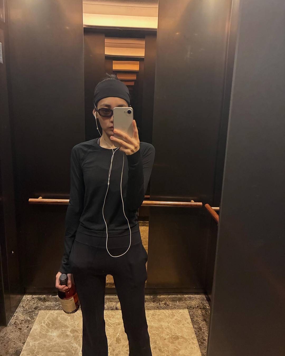 올여름 패션트렌드가 궁금하다면, 김민하의 '엘리베이터 코어'를 주목하세요🙆♀️🛗
배우 김민하의 엘리베이터 거울 셀카 속에서 26 S/S 스타일링 팁을 확인하세요. 블랙 민소매와 트랙팬츠로 편안하면서도 시크한 룩은 물론 티셔츠에 블랙데님을 매치해 톰보이 같은 귀여운 모습까지.
요새 뭐 입지 고민될 때 저는 민하 언니의 엘리베이터 코어를 참고하겠습니다. 이미지9
