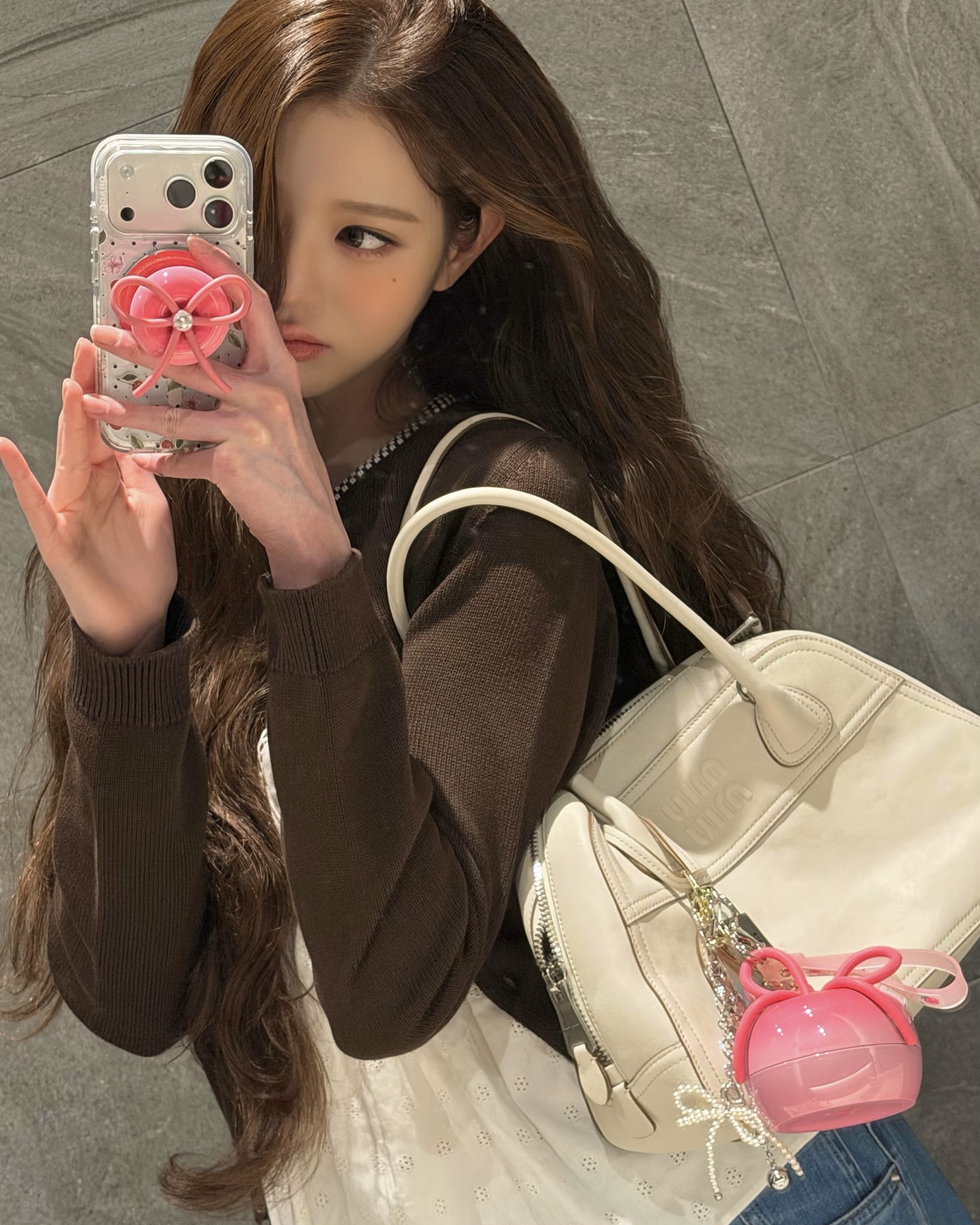 원영이는 미우미우를 입는다👜
일본에서 장원영은 뭘 입었는지 찾아봤습니다. 미우미우 엠버서더로 활동중인 장원영은 모두 미우미우 제품을 착용했는데요. 머리부터 발끝까지 착용해도 어색하지 않은 조화로움을 보여줍니다. 장원영=미우미우 공식을 완성시키는 장원영의 미우미우 스타일링 살펴볼까요?
- 비방 나파 가죽 백, 510만 원대
- 슬럽 아이렛 포플린 탑, 290만 원대
- 샴브레이 팬츠, 170만 원대 이미지2