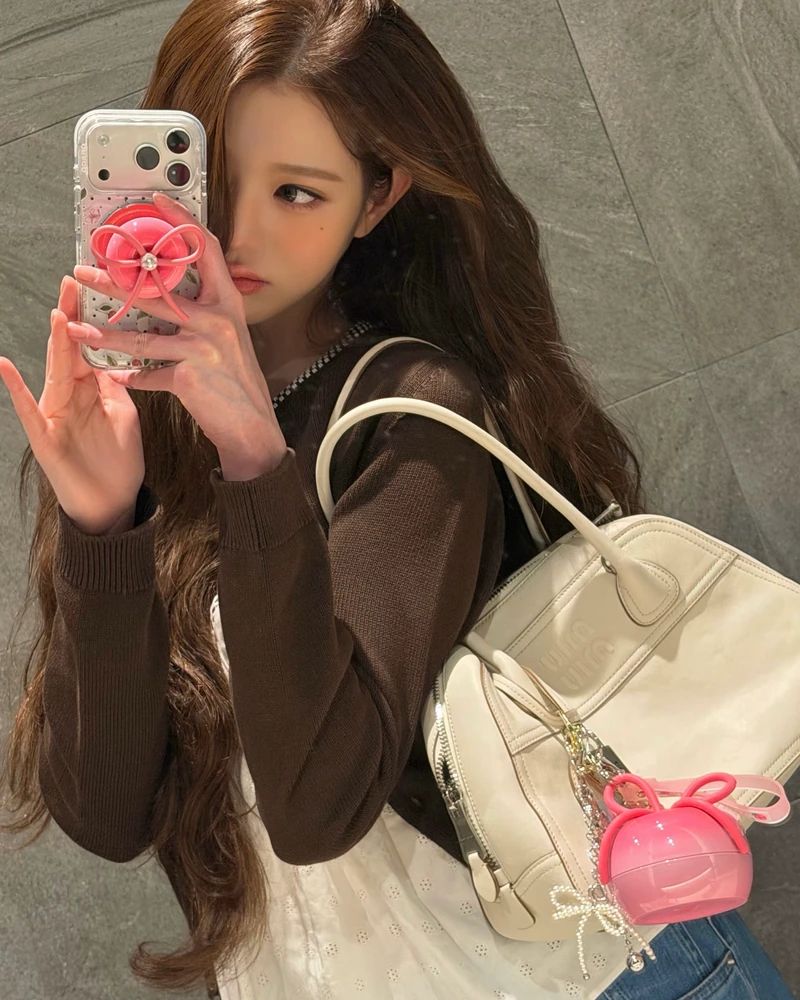 원영이는 미우미우를 입는다👜
일본에서 장원영은 뭘 입었는지 찾아봤습니다. 미우미우 엠버서더로 활동중인 장원영은 모두 미우미우 제품을 착용했는데요. 머리부터 발끝까지 착용해도 어색하지 않은 조화로움을 보여줍니다. 장원영=미우미우 공식을 완성시키는 장원영의 미우미우 스타일링 살펴볼까요?
- 비방 나파 가죽 백, 510만 원대
- 슬럽 아이렛 포플린 탑, 290만 원대
- 샴브레이 팬츠, 170만 원대 이미지2