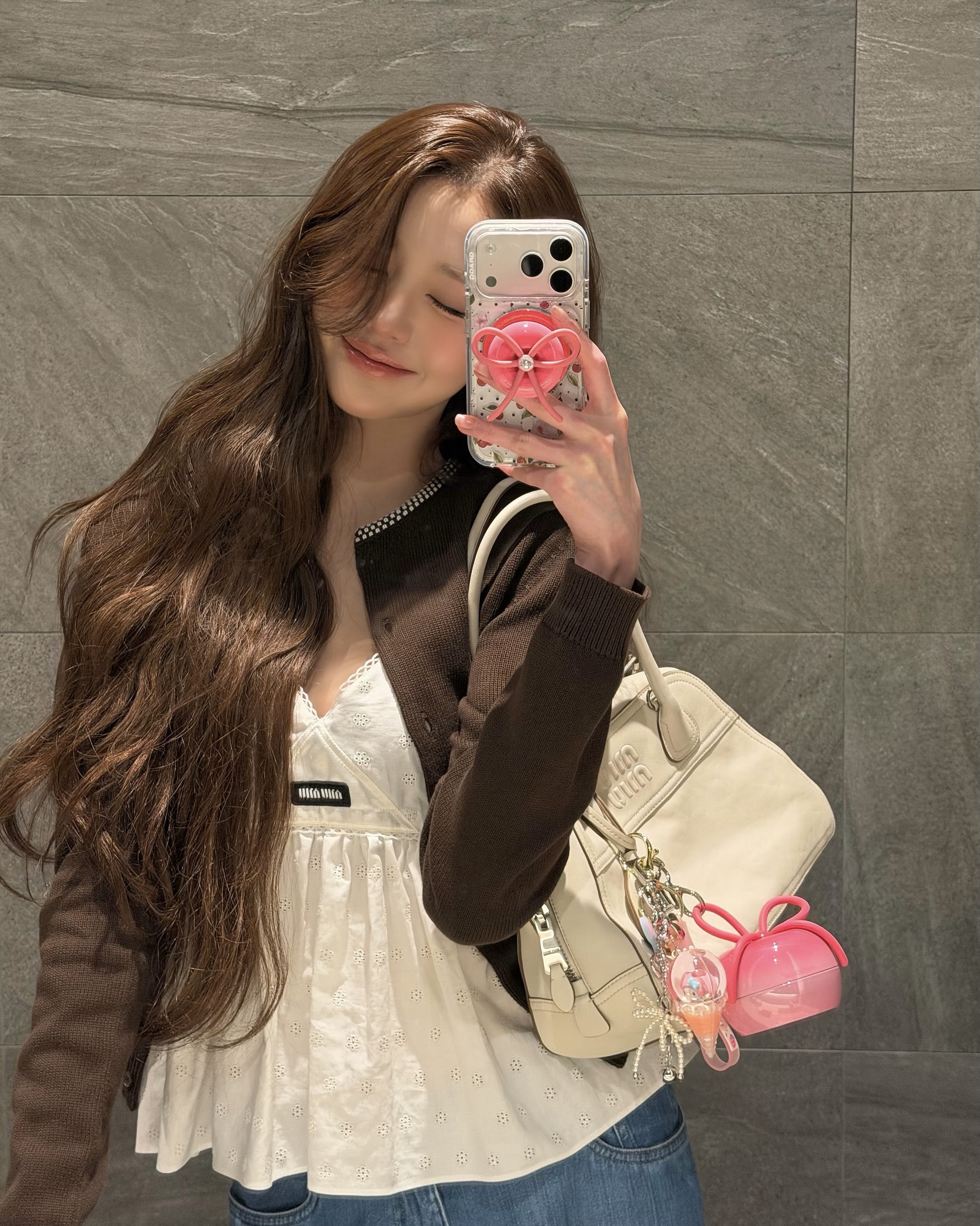 원영이는 미우미우를 입는다👜
일본에서 장원영은 뭘 입었는지 찾아봤습니다. 미우미우 엠버서더로 활동중인 장원영은 모두 미우미우 제품을 착용했는데요. 머리부터 발끝까지 착용해도 어색하지 않은 조화로움을 보여줍니다. 장원영=미우미우 공식을 완성시키는 장원영의 미우미우 스타일링 살펴볼까요?
- 비방 나파 가죽 백, 510만 원대
- 슬럽 아이렛 포플린 탑, 290만 원대
- 샴브레이 팬츠, 170만 원대 이미지4