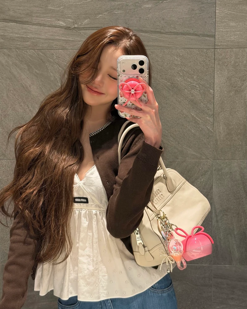 원영이는 미우미우를 입는다👜
일본에서 장원영은 뭘 입었는지 찾아봤습니다. 미우미우 엠버서더로 활동중인 장원영은 모두 미우미우 제품을 착용했는데요. 머리부터 발끝까지 착용해도 어색하지 않은 조화로움을 보여줍니다. 장원영=미우미우 공식을 완성시키는 장원영의 미우미우 스타일링 살펴볼까요?
- 비방 나파 가죽 백, 510만 원대
- 슬럽 아이렛 포플린 탑, 290만 원대
- 샴브레이 팬츠, 170만 원대 이미지4