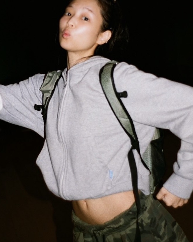 젠득이가 입으면 따라 입고 싶어🥹♥️ 평소 입기 좋은 제니의 사복 코디, 지금 바로 소개해드릴게요. 1. 이알에이 오버사이즈 후디 집업, 14만 원대 미니멀한 디자인의 오버사이즈 후드 집업으로, 크롭한 기장감과 소매 단과 밑단 립 디테일로 캐주얼하게 연출하기 좋습니다. 2. 이니어 261 카모 와이드 스웨트 팬츠 우드랜드, 12만 원대 클래식한 우드랜드 카모플라주 패턴이 돋보이는 와이드 스웨트 팬츠입니다. 허리 밴딩과 드로우 스트링으로 편안하게 착용할 수 있습니다. 3. 아디다스 고스트 스프린트, 17만 원대 메탈릭한 실버 컬러와 유선형 실루엣이 돋보이는 스니커즈입니다. 날렵한 디자인에 광택감 있는 소재가 더해져 스포티하면서 포인트를 줄 수 있는 아이템입니다. 이미지