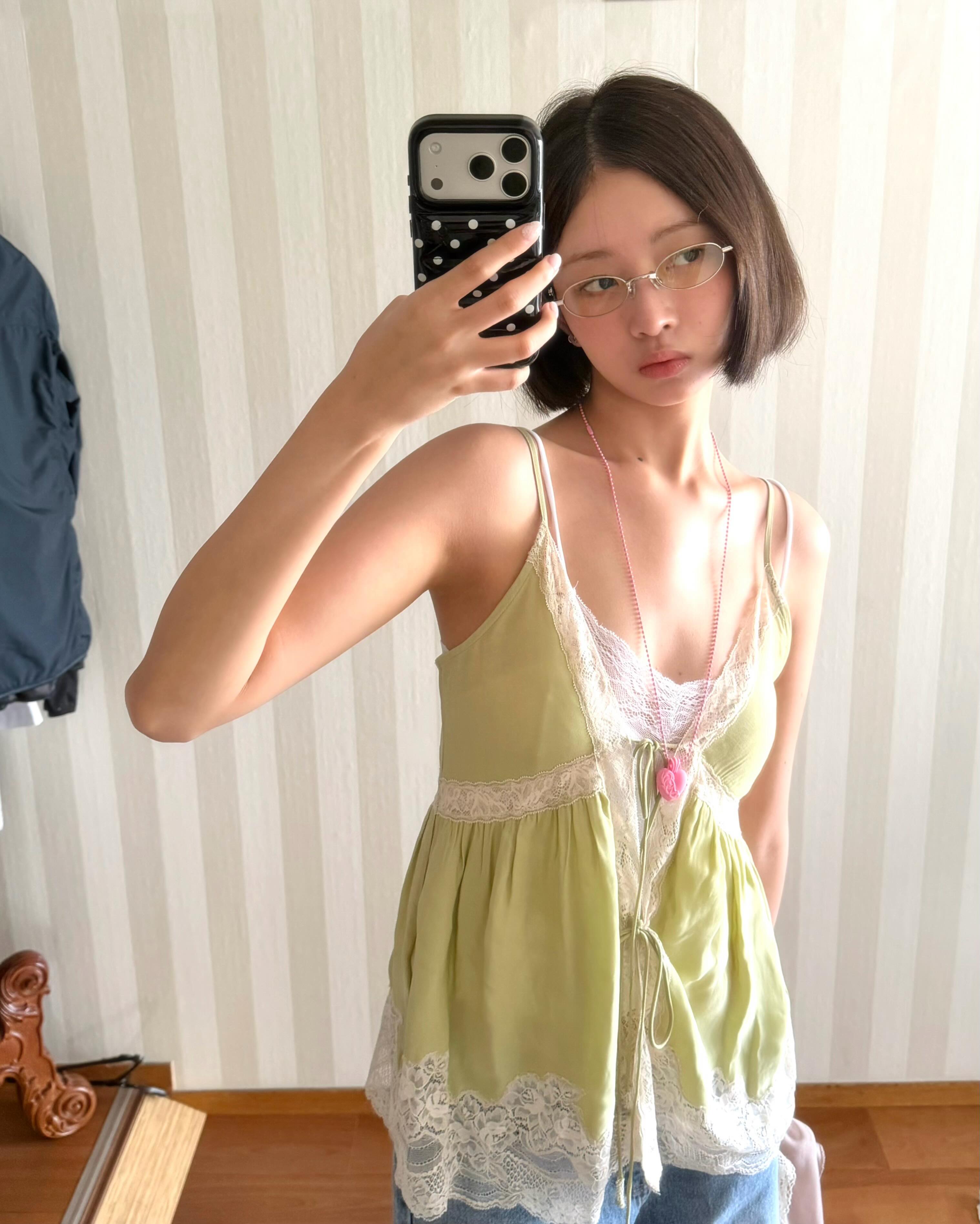 레떤여자가 이렇게 란제리를 잘해🌱
여름 레이어드는 자라 레이스 탑으로 코디하자🤍🪽
1. 자라 ZW 컬렉션 란제리 레이스 탑, 7만 원대
라이트 그린 컬러에 레이스 디테일이 더해진 란제리 무드의 슬리브리스 탑입니다. 단독으로 입거나 레이어드해 로맨틱한 분위기를 더하기 좋습니다.
2. 자라 리브드 레이스 탑, 3만 원대
톤온톤 레이스 디테일과 리브드 원단이 더해진 아이템입니다. 가느다란 어깨끈과 브이넥 라인으로 단독은 물론 레이어드 스타일링에도 잘 어울립니다. 이미지5