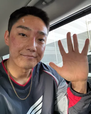 '빌런 맛집’ 배우 유태주, <참교육> 구운고 일짱의 소름 돋는 필모그래피 👊🏻
순둥하고 훈훈한 본체 비주얼과 다르게, 작품만 들어가면 눈빛부터 싹 갈아끼우는 연기 천재…강렬한 눈빛 하나로 화면 압도하는 이 배우, 바로 유태주입니다. 👀
영화 '탈주'에서 눈빛 하나로 숨 막히게 만들던 북한군 장교 류대욱 대위부터🫡, 드라마 '빅마우스'에서 소름 돋는 광기를 보여준 사형수 탁광연🩸, 그리고 '모범택시 3'의 야망 넘치는 엘리트 빌런 정경수 본부장까지🕴 정말 다양한 악역을 찰떡같이 소화해 왔는데요.
선과 악이 공존하는 마스크라 다음엔 또 어떤 연기로 우리를 놀라게 할지 앞으로가 더 기대되는 배우 유태주, 이 정도면 앞으로 무조건 눈여겨봐야 할 배우가 아닐까 싶네요. 🖤 이미지