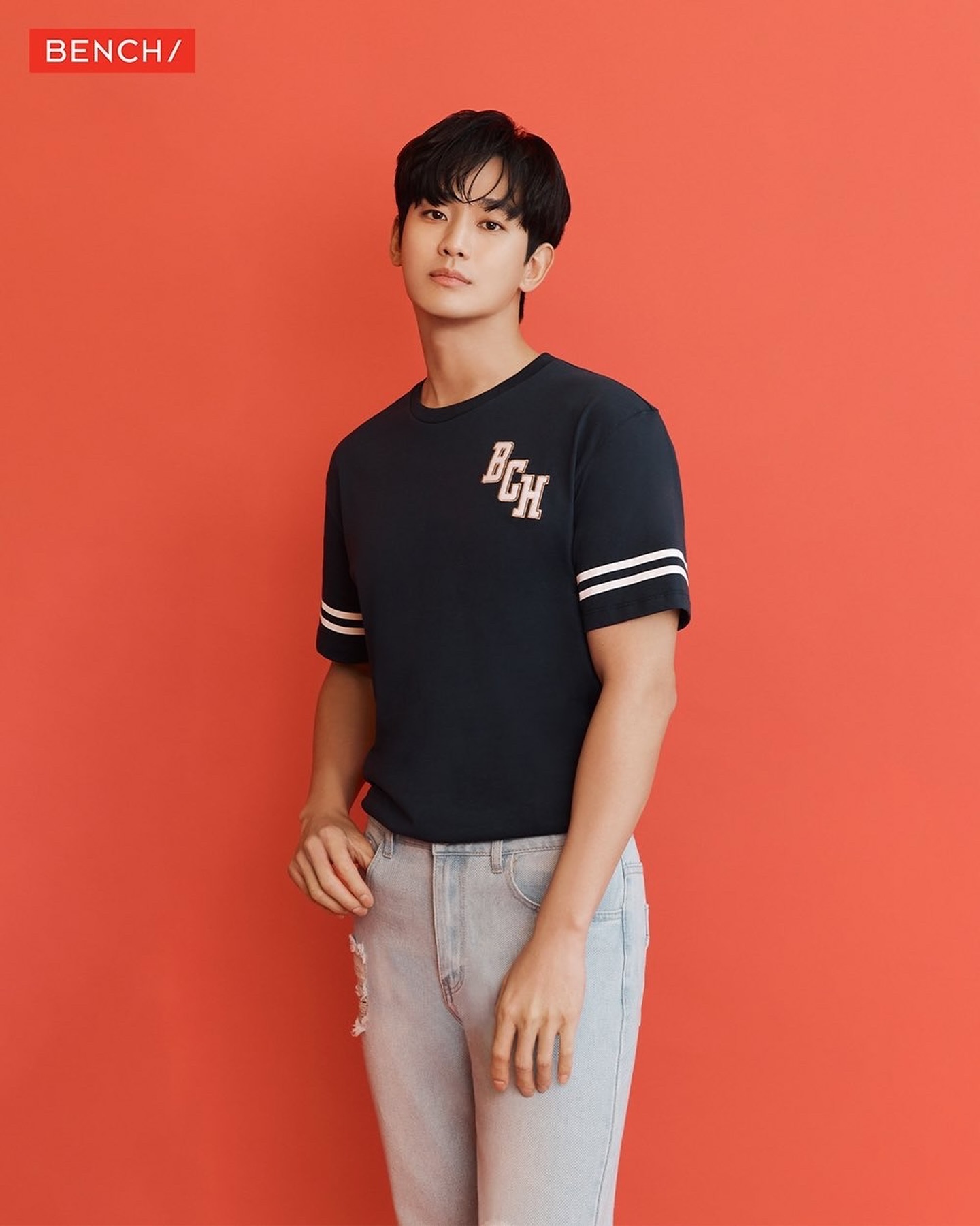 돌아오는 김수현📝‘벤치‘ 무슨 브랜드? 김수현이 7월 14일 광고 촬영으로 1년여 만에 복귀하는 것으로 전해졌습니다. 필리핀 패션 브랜드 ‘벤치(Bench)’입니다. 벤치는 1987년 마닐라 백화점 한켠에서 남성 티셔츠를 팔며 시작해, 지금은 현지 600개 넘는 매장을 둔 필리핀 최대 라이프스타일 기업이며, 진짜 무기는 ‘스타 마케팅’입니다. 브루노 마스, 아담 리바인 같은 글로벌 뮤지션부터 이민호, 현빈, 2PM 닉쿤, 최시원까지 한류 스타를 줄줄이 모델로 세워왔습니다. 김수현은 2024년 당시 벤치의 얼굴로 발탁됐고, 이번 복귀 무대도 그 연장선입니다. 이미지