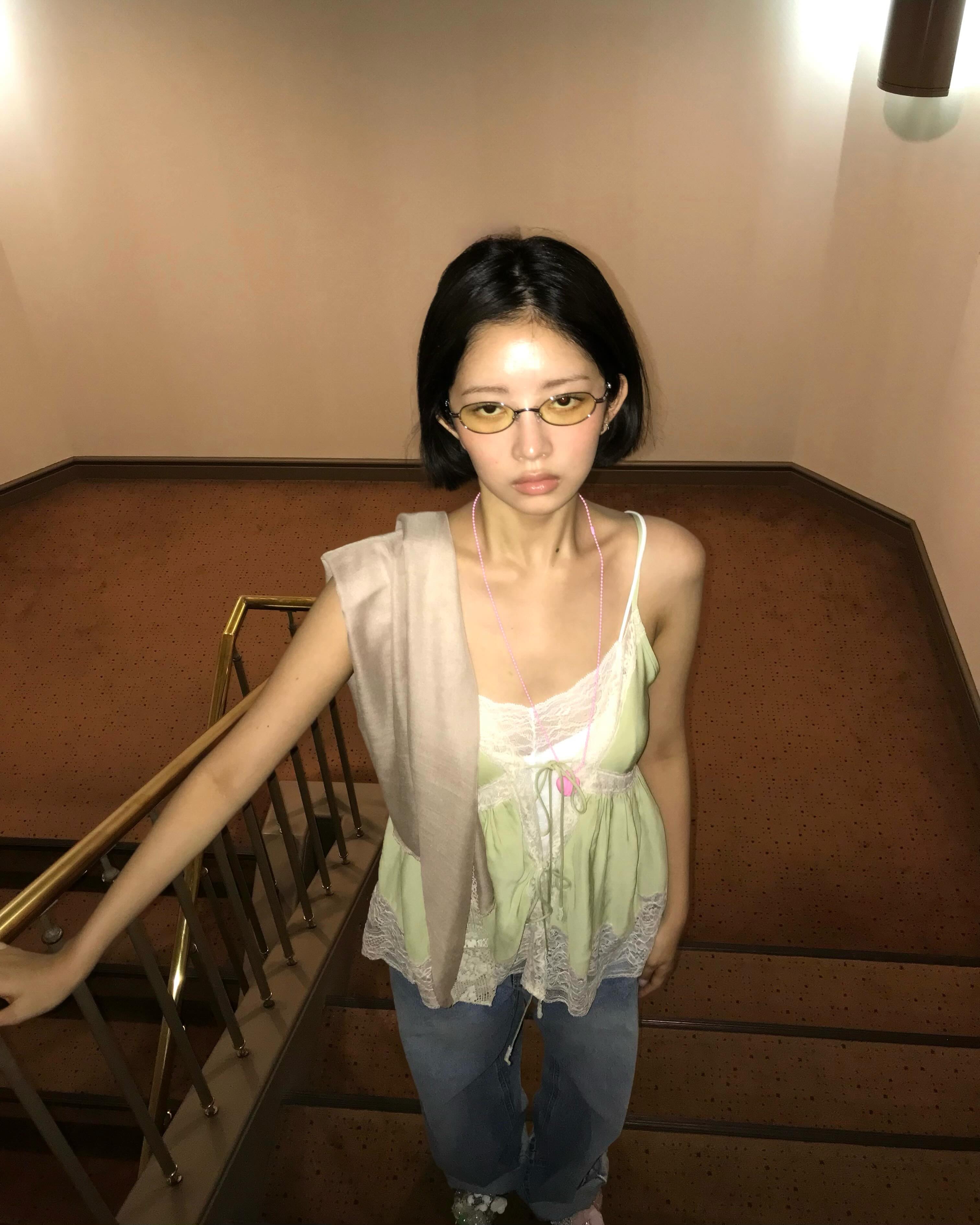 레떤여자가 이렇게 란제리를 잘해🌱
여름 레이어드는 자라 레이스 탑으로 코디하자🤍🪽
1. 자라 ZW 컬렉션 란제리 레이스 탑, 7만 원대
라이트 그린 컬러에 레이스 디테일이 더해진 란제리 무드의 슬리브리스 탑입니다. 단독으로 입거나 레이어드해 로맨틱한 분위기를 더하기 좋습니다.
2. 자라 리브드 레이스 탑, 3만 원대
톤온톤 레이스 디테일과 리브드 원단이 더해진 아이템입니다. 가느다란 어깨끈과 브이넥 라인으로 단독은 물론 레이어드 스타일링에도 잘 어울립니다. 이미지8