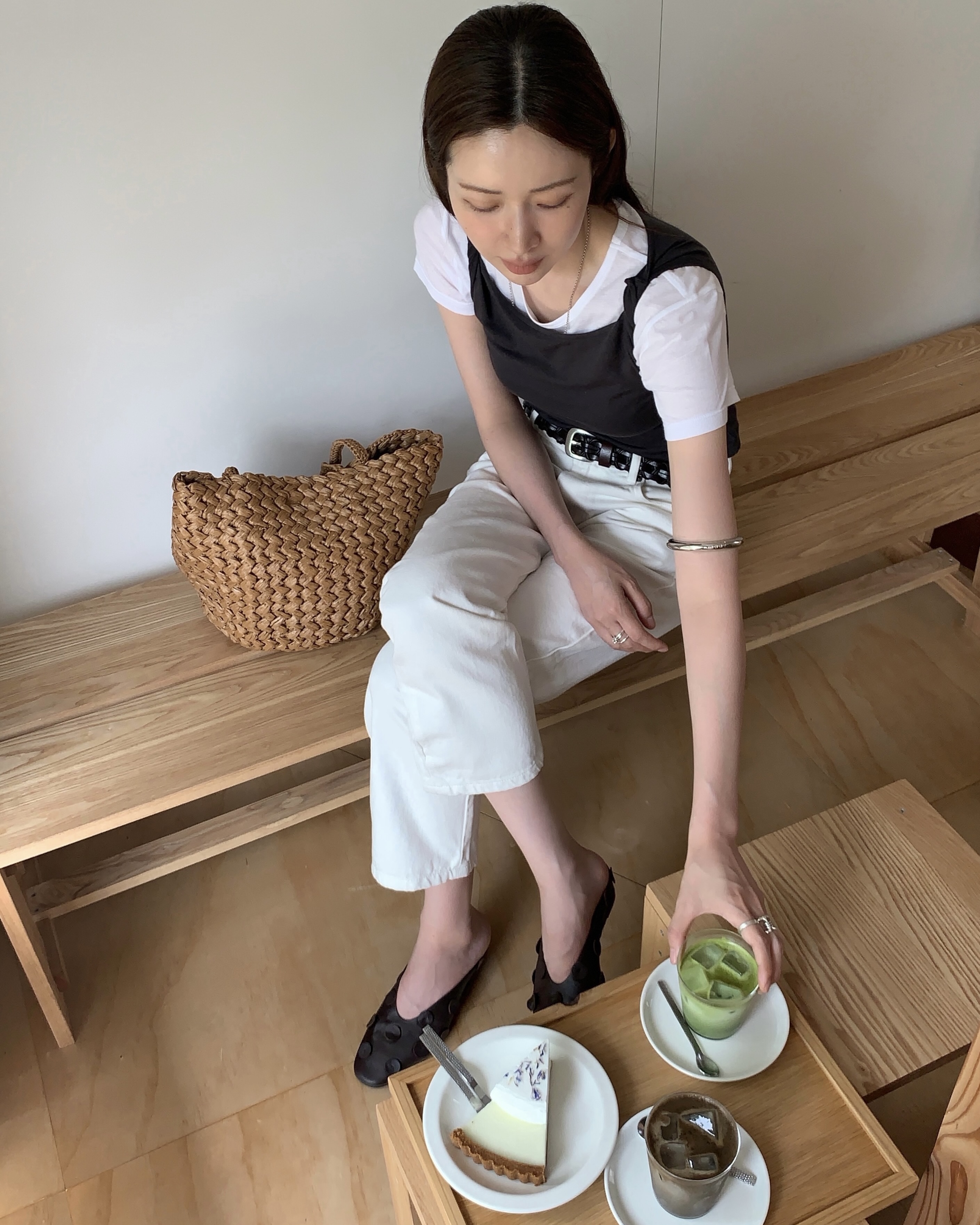 라피아 백 하나로 완성하는 여름 코디👜🤍
차정원과 봉태규의 여름 룩에서 공통으로 포착된 아이템은 더 로우의 에스텔 투 백입니다. 라피아 소재를 촘촘하게 엮어 만든 토트백으로, 길게 떨어지는 핸들과 둥글게 마무리된 바닥 실루엣이 특징인데요. 내추럴한 짜임 덕분에 가벼운 여름 코디에 산뜻하게 어울립니다.
차정원처럼 화이트 팬츠에 매치하면 산뜻한 여름 코디로, 봉태규처럼 브라운 티셔츠에 매치해 담백한 데일리 룩으로 연출할 수 있습니다. 라탄백을 고민 중이라면 두 사람의 스타일링을 참고해보세요.
- 더 로우 에스텔 투 백, 200만 원대 이미지9
