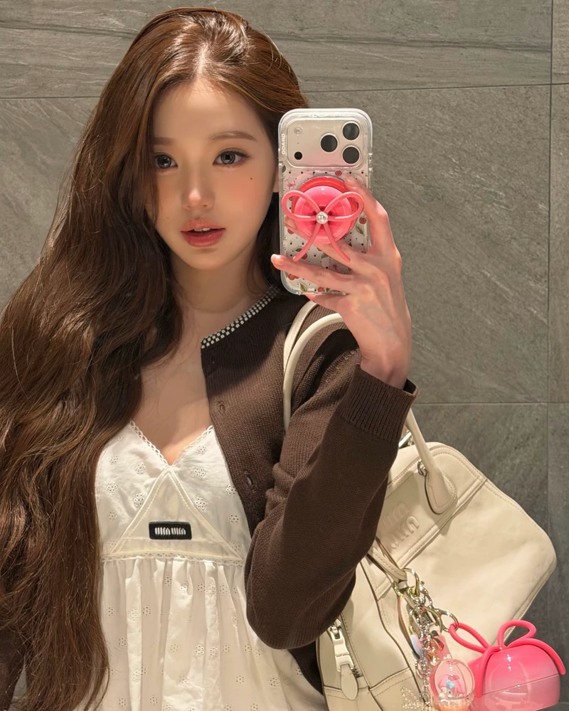 원영이는 미우미우를 입는다👜
일본에서 장원영은 뭘 입었는지 찾아봤습니다. 미우미우 엠버서더로 활동중인 장원영은 모두 미우미우 제품을 착용했는데요. 머리부터 발끝까지 착용해도 어색하지 않은 조화로움을 보여줍니다. 장원영=미우미우 공식을 완성시키는 장원영의 미우미우 스타일링 살펴볼까요?
- 비방 나파 가죽 백, 510만 원대
- 슬럽 아이렛 포플린 탑, 290만 원대
- 샴브레이 팬츠, 170만 원대 이미지1