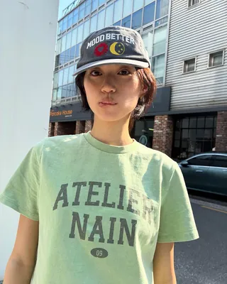 매년 여름이면 찾아오는 단발병💇🏻♀️
올해는 내추럴한 무드의 레이어드 단발 어떤가요?
꾸민 듯 안 꾸민 듯, 어딘가 무심하게 흐트러진 듯한 부스스한 느낌이 이 헤어스타일의 진짜 매력! 바람에 흩날릴 때마다 쿨하고 감성적인 무드를 연출해 줘요.
특히 대충 묶은 듯한 반묶음 스타일로 연출했을 때, 양옆으로 자연스럽게 흘러내리는 잔머리와 옆머리 라인은 사랑스러움 그 자체.. 🤍
여기에 힙한 볼캡이나 헤어클립을 더해주면 별다른 스타일링 없이도 완벽한 서머 룩 완성입니다. 올여름, 가볍고 감각적인 무드로 변신하고 싶다면 미용실 가기 전 이 피드를 꼭 저장해 두세요! 이미지