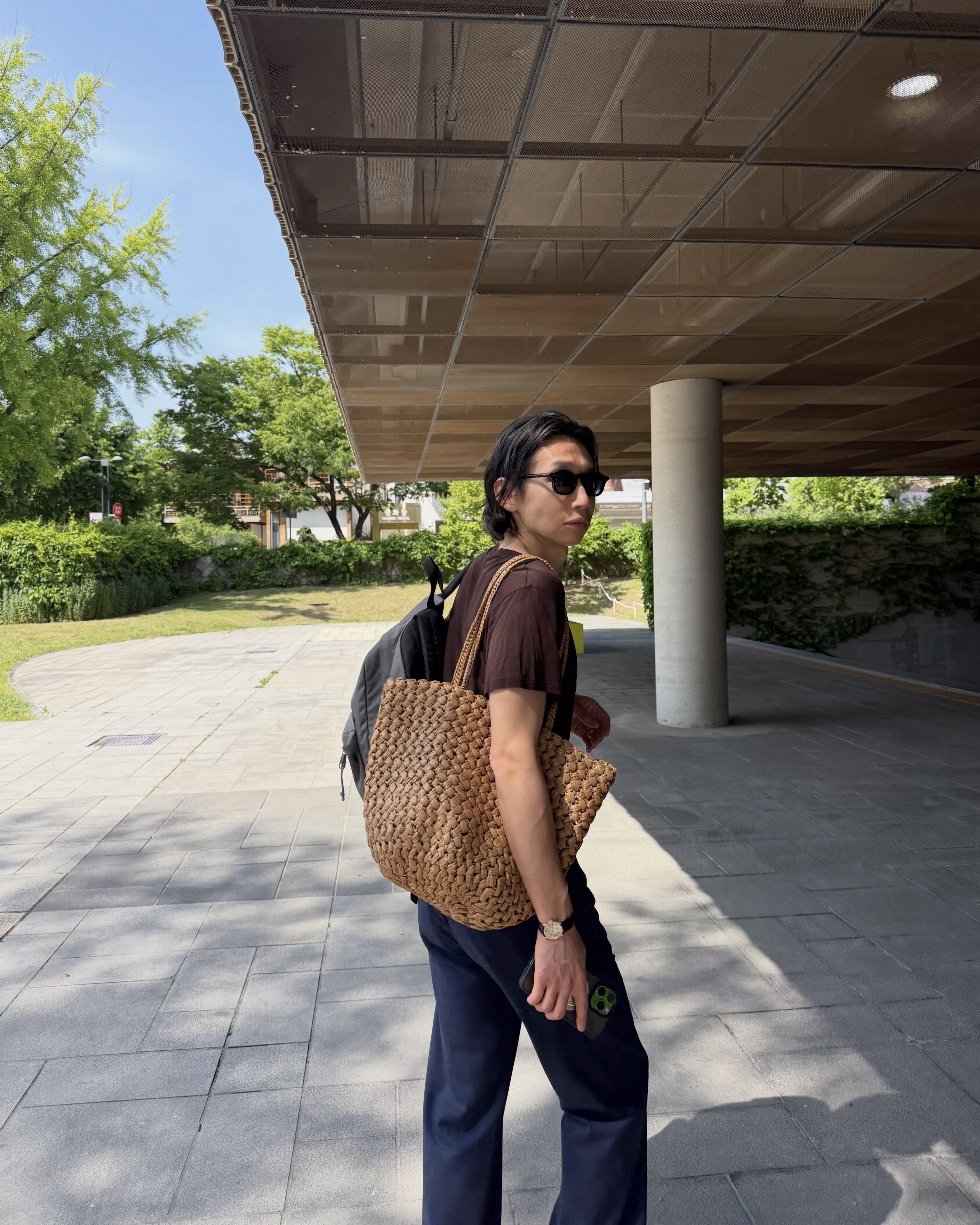 라피아 백 하나로 완성하는 여름 코디👜🤍
차정원과 봉태규의 여름 룩에서 공통으로 포착된 아이템은 더 로우의 에스텔 투 백입니다. 라피아 소재를 촘촘하게 엮어 만든 토트백으로, 길게 떨어지는 핸들과 둥글게 마무리된 바닥 실루엣이 특징인데요. 내추럴한 짜임 덕분에 가벼운 여름 코디에 산뜻하게 어울립니다.
차정원처럼 화이트 팬츠에 매치하면 산뜻한 여름 코디로, 봉태규처럼 브라운 티셔츠에 매치해 담백한 데일리 룩으로 연출할 수 있습니다. 라탄백을 고민 중이라면 두 사람의 스타일링을 참고해보세요.
- 더 로우 에스텔 투 백, 200만 원대 이미지10