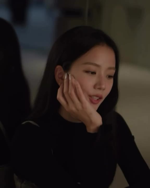 인간 이브이 지수의 포켓몬 30주년🦊 포켓몬 30주년 캠페인 ‘What’s Your Favorite?‘에 지수가 함께했어요. ”최애 포켓몬은?“이라는 질문에 꺼낸 답이 바로 이브이. 어릴 때 TV 앞에서 기다리던 그 마음 그대로, 작은 동반자라고 직접 말하죠. 실제 이브이와 마주 앉은 지수를 팬들이 ’인간 이브이‘라 부르는 이유, 이 한 컷에 다 담겼습니다. 이미지