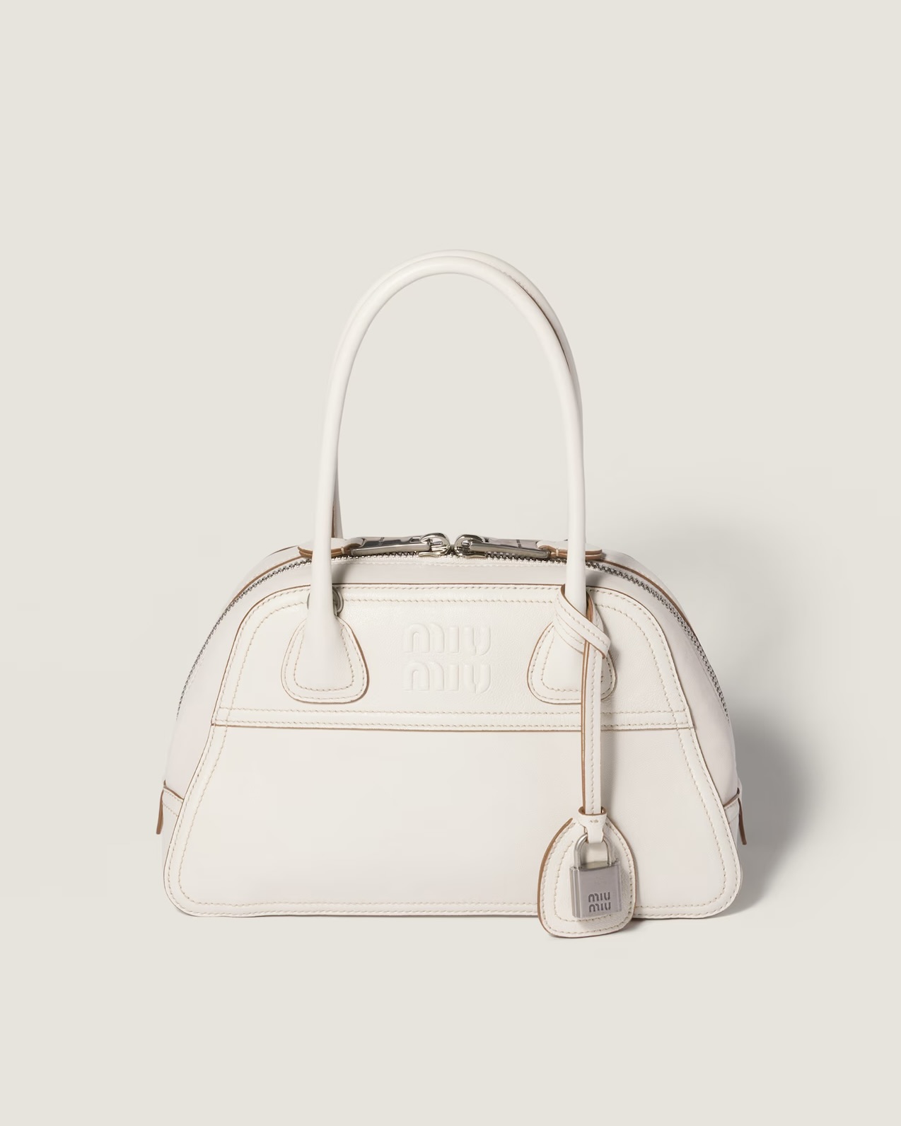 원영이는 미우미우를 입는다👜
일본에서 장원영은 뭘 입었는지 찾아봤습니다. 미우미우 엠버서더로 활동중인 장원영은 모두 미우미우 제품을 착용했는데요. 머리부터 발끝까지 착용해도 어색하지 않은 조화로움을 보여줍니다. 장원영=미우미우 공식을 완성시키는 장원영의 미우미우 스타일링 살펴볼까요?
- 비방 나파 가죽 백, 510만 원대
- 슬럽 아이렛 포플린 탑, 290만 원대
- 샴브레이 팬츠, 170만 원대 이미지3