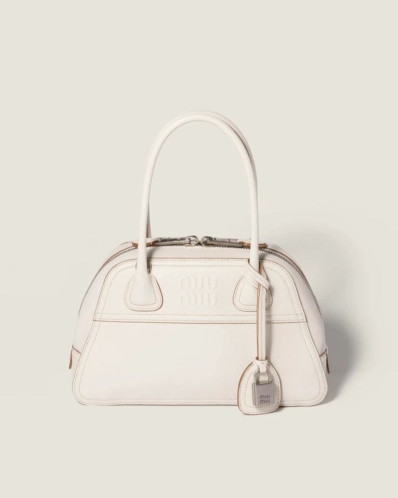원영이는 미우미우를 입는다👜
일본에서 장원영은 뭘 입었는지 찾아봤습니다. 미우미우 엠버서더로 활동중인 장원영은 모두 미우미우 제품을 착용했는데요. 머리부터 발끝까지 착용해도 어색하지 않은 조화로움을 보여줍니다. 장원영=미우미우 공식을 완성시키는 장원영의 미우미우 스타일링 살펴볼까요?
- 비방 나파 가죽 백, 510만 원대
- 슬럽 아이렛 포플린 탑, 290만 원대
- 샴브레이 팬츠, 170만 원대 이미지3