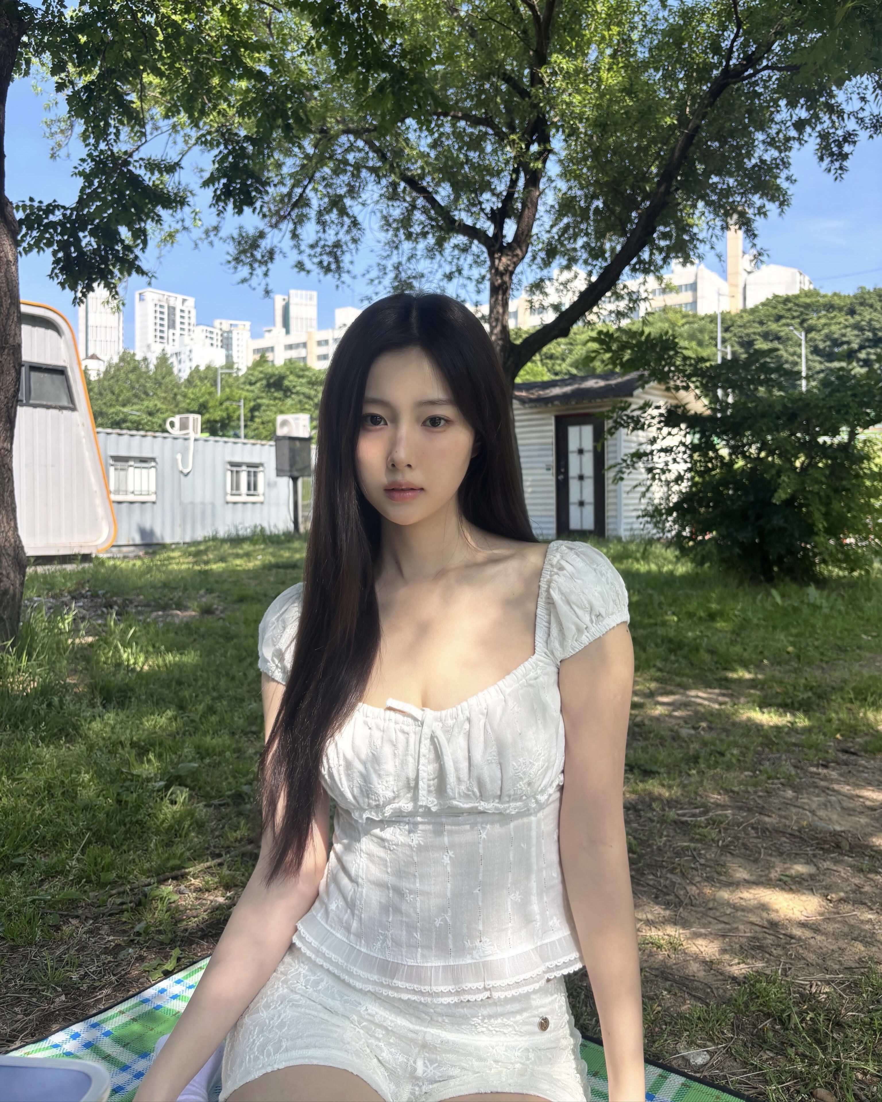편하게 입기 좋은 화이트 블라우스🦢 반팔 티셔츠만 입기 지루해졌다면, 화이트 블라우스 코디를 참고해보세요. 티셔츠보다 한층 단정한 분위기를 더해주는 아이템인데요. 데님 팬츠나 카프리팬츠에 매치해 데일리 코디를 완성할 수 있습니다. 퍼프 소매, 셔링 디테일처럼 작은 포인트가 들어간 디자인을 고르면 단독으로도 충분히 눈에 띄죠. 여름 데일리룩에 변화를 주고 싶다면, 화이트 블라우스를 꺼내보세요. 이미지