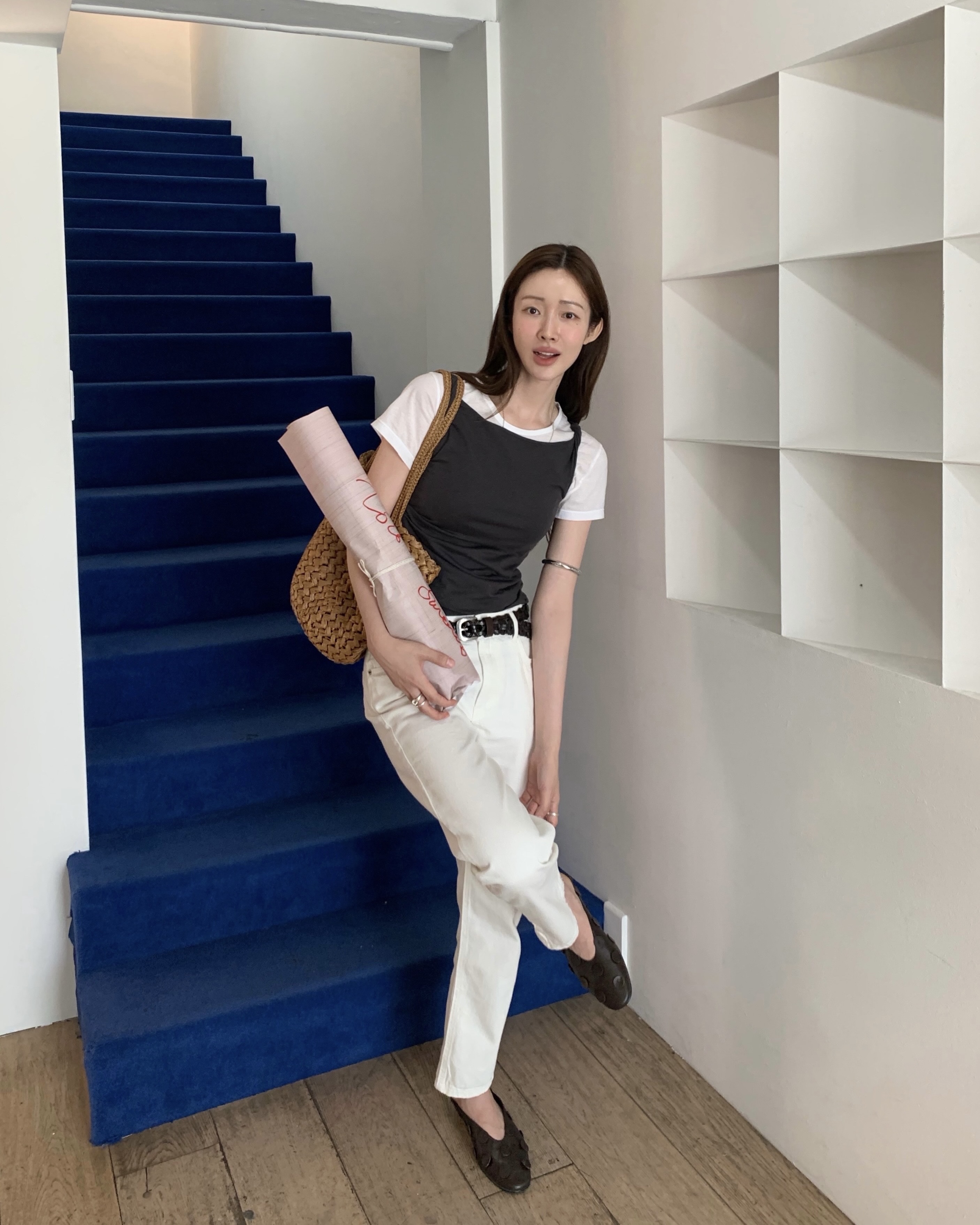 라피아 백 하나로 완성하는 여름 코디👜🤍
차정원과 봉태규의 여름 룩에서 공통으로 포착된 아이템은 더 로우의 에스텔 투 백입니다. 라피아 소재를 촘촘하게 엮어 만든 토트백으로, 길게 떨어지는 핸들과 둥글게 마무리된 바닥 실루엣이 특징인데요. 내추럴한 짜임 덕분에 가벼운 여름 코디에 산뜻하게 어울립니다.
차정원처럼 화이트 팬츠에 매치하면 산뜻한 여름 코디로, 봉태규처럼 브라운 티셔츠에 매치해 담백한 데일리 룩으로 연출할 수 있습니다. 라탄백을 고민 중이라면 두 사람의 스타일링을 참고해보세요.
- 더 로우 에스텔 투 백, 200만 원대 이미지2