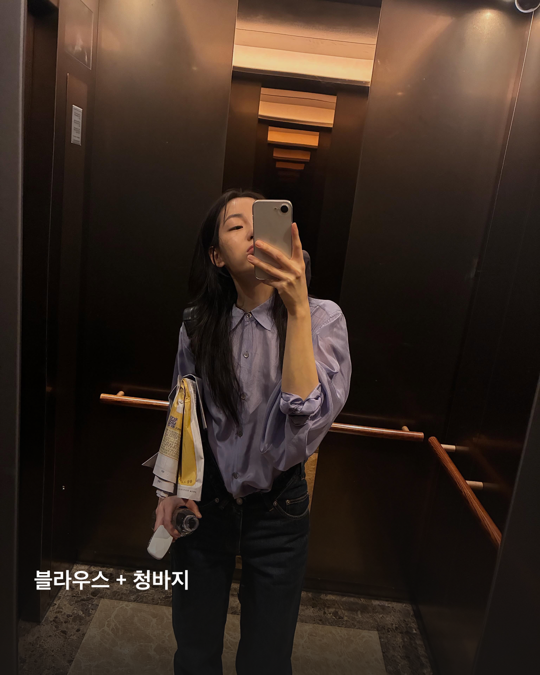 올여름 패션트렌드가 궁금하다면, 김민하의 '엘리베이터 코어'를 주목하세요🙆♀️🛗
배우 김민하의 엘리베이터 거울 셀카 속에서 26 S/S 스타일링 팁을 확인하세요. 블랙 민소매와 트랙팬츠로 편안하면서도 시크한 룩은 물론 티셔츠에 블랙데님을 매치해 톰보이 같은 귀여운 모습까지.
요새 뭐 입지 고민될 때 저는 민하 언니의 엘리베이터 코어를 참고하겠습니다. 이미지6