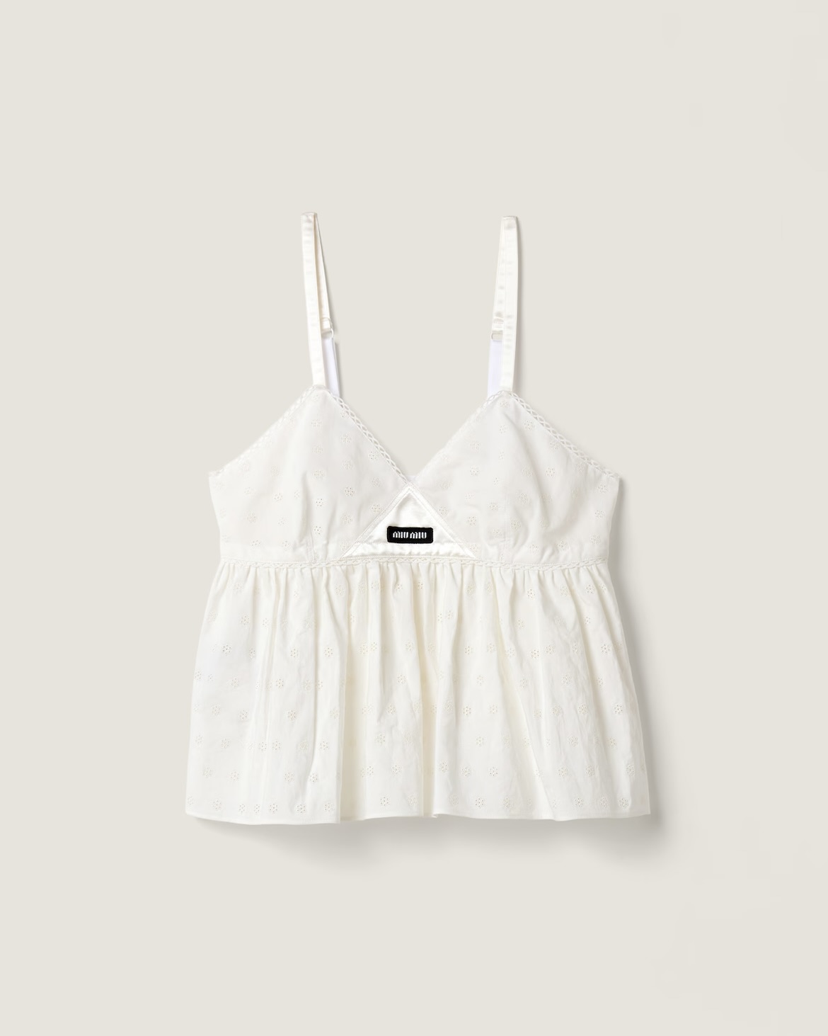 원영이는 미우미우를 입는다👜
일본에서 장원영은 뭘 입었는지 찾아봤습니다. 미우미우 엠버서더로 활동중인 장원영은 모두 미우미우 제품을 착용했는데요. 머리부터 발끝까지 착용해도 어색하지 않은 조화로움을 보여줍니다. 장원영=미우미우 공식을 완성시키는 장원영의 미우미우 스타일링 살펴볼까요?
- 비방 나파 가죽 백, 510만 원대
- 슬럽 아이렛 포플린 탑, 290만 원대
- 샴브레이 팬츠, 170만 원대 이미지5