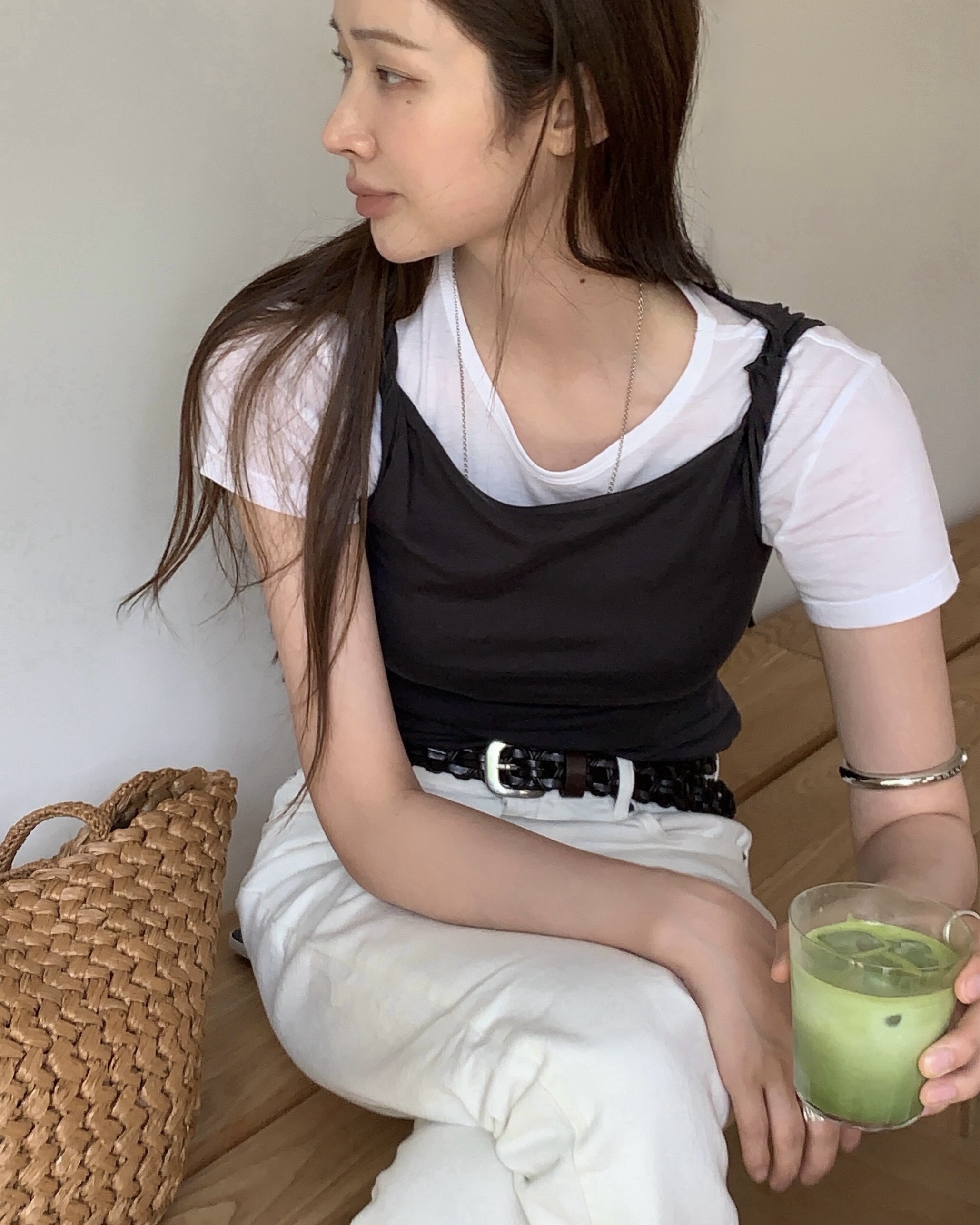 라피아 백 하나로 완성하는 여름 코디👜🤍
차정원과 봉태규의 여름 룩에서 공통으로 포착된 아이템은 더 로우의 에스텔 투 백입니다. 라피아 소재를 촘촘하게 엮어 만든 토트백으로, 길게 떨어지는 핸들과 둥글게 마무리된 바닥 실루엣이 특징인데요. 내추럴한 짜임 덕분에 가벼운 여름 코디에 산뜻하게 어울립니다.
차정원처럼 화이트 팬츠에 매치하면 산뜻한 여름 코디로, 봉태규처럼 브라운 티셔츠에 매치해 담백한 데일리 룩으로 연출할 수 있습니다. 라탄백을 고민 중이라면 두 사람의 스타일링을 참고해보세요.
- 더 로우 에스텔 투 백, 200만 원대 이미지8