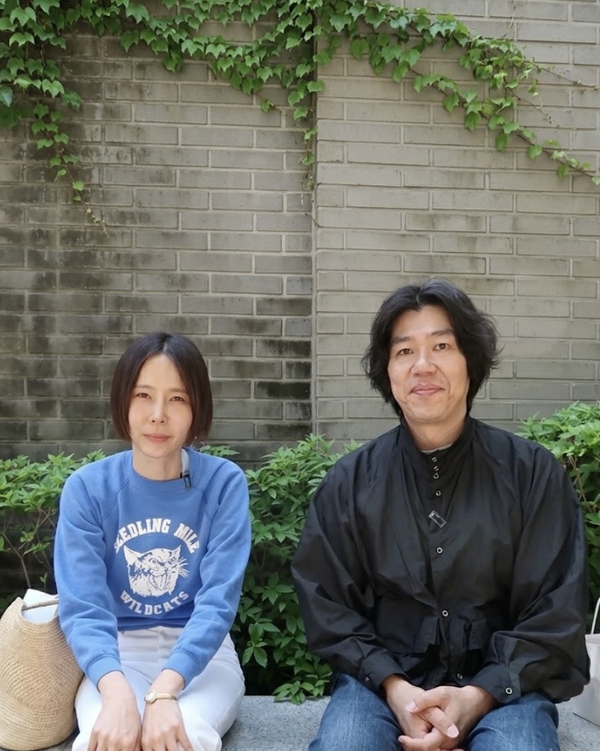 커피에 진심인 두 사람이 찐으로 추천하는 한남동 커피 맛집 3 ☕️ 📌 프릳츠 (Fritz) 한옥 특유의 고즈넉한 무드 속에서 명불허전인 프릳츠만의 원두 플레이버를 온전히 느낄 수 있는 곳. 아늑한 벽돌 인테리어와 베이커리 조합이 완벽한 공간이예요. 이곳에 가신다면, 영상 속 소개된 그릴드 치즈 샌드위치와 꼭 함께 드시기를! 📌 GML 한남 공간의 묵직한 미학이 돋보이는 곳. 정성스레 내려지는 핸드드립 커피와 바 테이블 너머로 펼쳐지는 전문적인 브루어들의 모션을 직관하는 재미가 있어요. 고가지만, 깊은 맛을 느낄 수 있는 게이샤 원두를 사용한 커피까지 만나보실 수 있어요. 📌 언페이지 정교하게 내려지는 필터 커피와 감각적인 인테리어를 함께 즐길 수 있는 곳. 모던하고 힙한 인테리어 속에서 완성도 높은 스페셜티 커피를 맛볼 수 있는 트렌디한 공간이예요. 나영과 상순이 극찬했던 더블라떼를 마시고 언페이지만이 해석한 우유의 달콤함을 느껴보세요. 🥛 다가오는 주말, 커피에 진심이라면 나만 알고 싶은 한남동 투어 리스트로 저장해 보세요! 👀 이미지