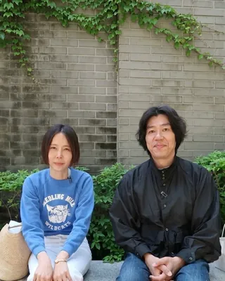 커피에 진심인 두 사람이 찐으로 추천하는 한남동 커피 맛집 3 ☕️
📌 프릳츠 (Fritz)
한옥 특유의 고즈넉한 무드 속에서 명불허전인 프릳츠만의 원두 플레이버를 온전히 느낄 수 있는 곳. 아늑한 벽돌 인테리어와 베이커리 조합이 완벽한 공간이예요. 이곳에 가신다면, 영상 속 소개된 그릴드 치즈 샌드위치와 꼭 함께 드시기를!
📌 GML 한남
공간의 묵직한 미학이 돋보이는 곳. 정성스레 내려지는 핸드드립 커피와 바 테이블 너머로 펼쳐지는 전문적인 브루어들의 모션을 직관하는 재미가 있어요. 고가지만, 깊은 맛을 느낄 수 있는 게이샤 원두를 사용한 커피까지 만나보실 수 있어요.
📌 언페이지
정교하게 내려지는 필터 커피와 감각적인 인테리어를 함께 즐길 수 있는 곳. 모던하고 힙한 인테리어 속에서 완성도 높은 스페셜티 커피를 맛볼 수 있는 트렌디한 공간이예요. 나영과 상순이 극찬했던 더블라떼를 마시고 언페이지만이 해석한 우유의 달콤함을 느껴보세요. 🥛
다가오는 주말, 커피에 진심이라면 나만 알고 싶은 한남동 투어 리스트로 저장해 보세요! 👀 이미지