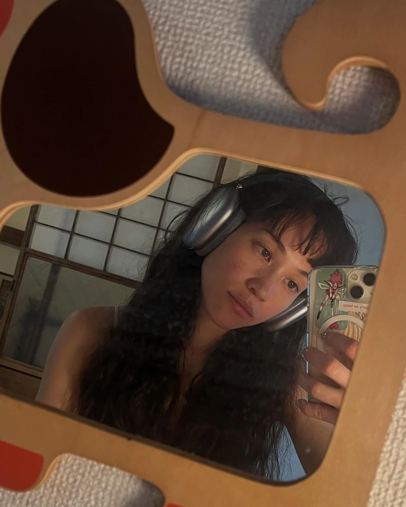 나 그냥 풀뱅할까..?💇🏻♀️
이마를 빽빽하게 채워 얼굴을 소멸 직전으로 만들어주는 풀뱅!
요즘 풀뱅은 러프한 텍스처나 웨이브를 살짝 더해 키치하고 사랑스러운 무드로 연출하는 게 포인트예요. 이마 라인을 무겁게 덮어주면 사랑스러우면서도 통통 튀는 헤어스타일을 완성할 수 있습니다. 가르마가 갈라진 모습까지도 자연스럽고 러블리해요.
단조로운 헤어스타일에 확실한 변화를 주고 싶다면, 올 여름이 가기 전 인생 첫 풀뱅에 도전해 보는 건 어떨까요? 이미지8