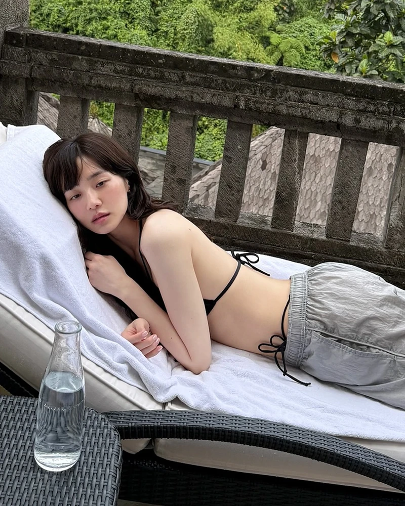 나 그냥 풀뱅할까..?💇🏻♀️
이마를 빽빽하게 채워 얼굴을 소멸 직전으로 만들어주는 풀뱅!
요즘 풀뱅은 러프한 텍스처나 웨이브를 살짝 더해 키치하고 사랑스러운 무드로 연출하는 게 포인트예요. 이마 라인을 무겁게 덮어주면 사랑스러우면서도 통통 튀는 헤어스타일을 완성할 수 있습니다. 가르마가 갈라진 모습까지도 자연스럽고 러블리해요.
단조로운 헤어스타일에 확실한 변화를 주고 싶다면, 올 여름이 가기 전 인생 첫 풀뱅에 도전해 보는 건 어떨까요? 이미지2