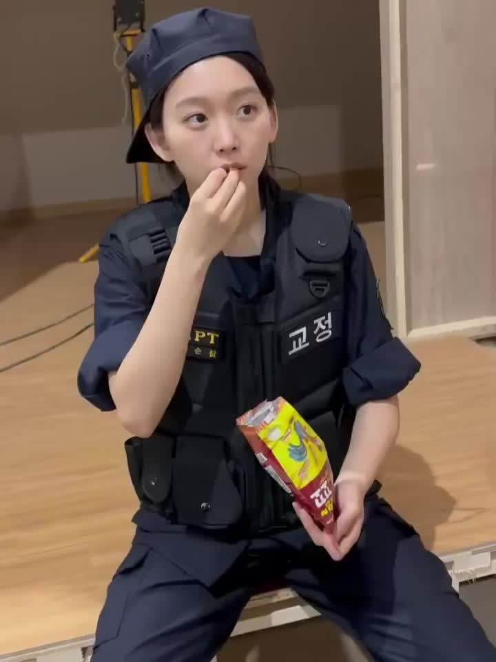 교정국 진기주🫡맑눈광 요즘 넘 매력적 싸움 잘하는 예쁜 누나 임한림🩵🤍 캐릭터가 한두개가 아님 이미지
