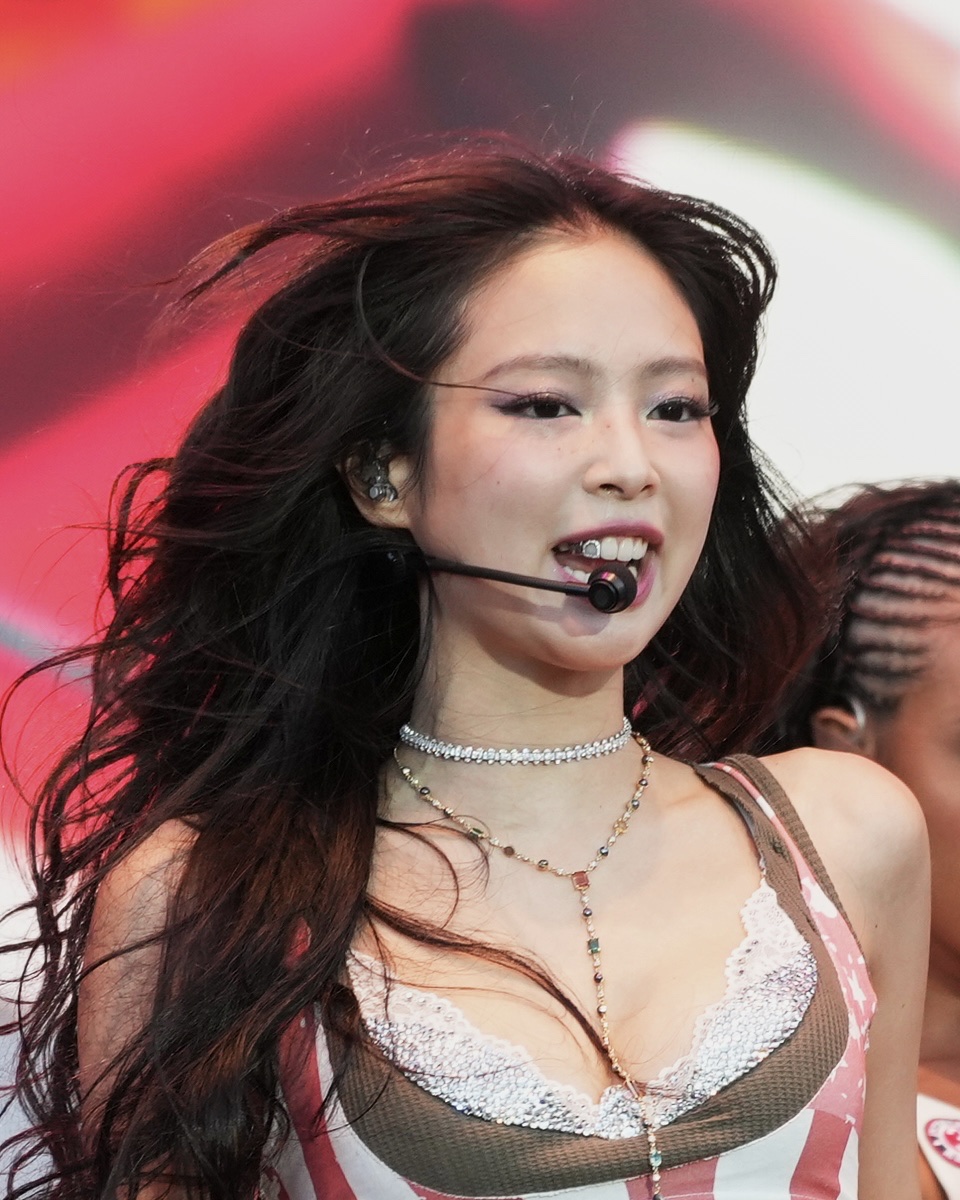 제니 이빨에 뭐가 꼈다고요?😬🖤 이빨에 뭐 낀 거 아니에요, 일부러 한 거예요😎 다이아 이빨?? 제니의 무대랑 뮤비마다 이빨에서 반짝이는, ’그릴즈(Grillz)’예요. 사실 어제오늘 일이 아니라 2022년부터 꾸준히 껴왔는데, 최근 무대부터 거슬러 가볼게요. 1. 거버너스 볼 무대 (2026) 뉴욕 거버너스 볼 무대용으로 새로 맞춘 14K 화이트 골드 그릴즈. 에나멜로 칠한 블루 로즈에 프레임엔 VVS1 다이아몬드까지, 주얼러 마크 크루즈가 제작했습니다. 2. ‘ExtraL’ 뮤비 (2025) 도치(Doechii) 협업곡엔 더 직설적인 버전. 치아에 ‘XL’ 레터링이 박힌 14K 옐로 골드 그릴즈로, 같은 주얼러 마크 크루즈가 곡 제목을 입 안에 새겼죠. 흑백 클로즈업에 블랙 네일까지 콘셉트를 입까지 끌고 갔어요. 3. ‘Pink Venom’ 뮤비 (2022) 핑크 자개에 VS-VVS급 다이아몬드를 박은 18K 골드 그릴즈로, ‘spitgrillz’가 제작했어요. 빨간 룩에 인상 쓰는 그 장면 속 반짝임이 그 시작이었습니다. 이미지