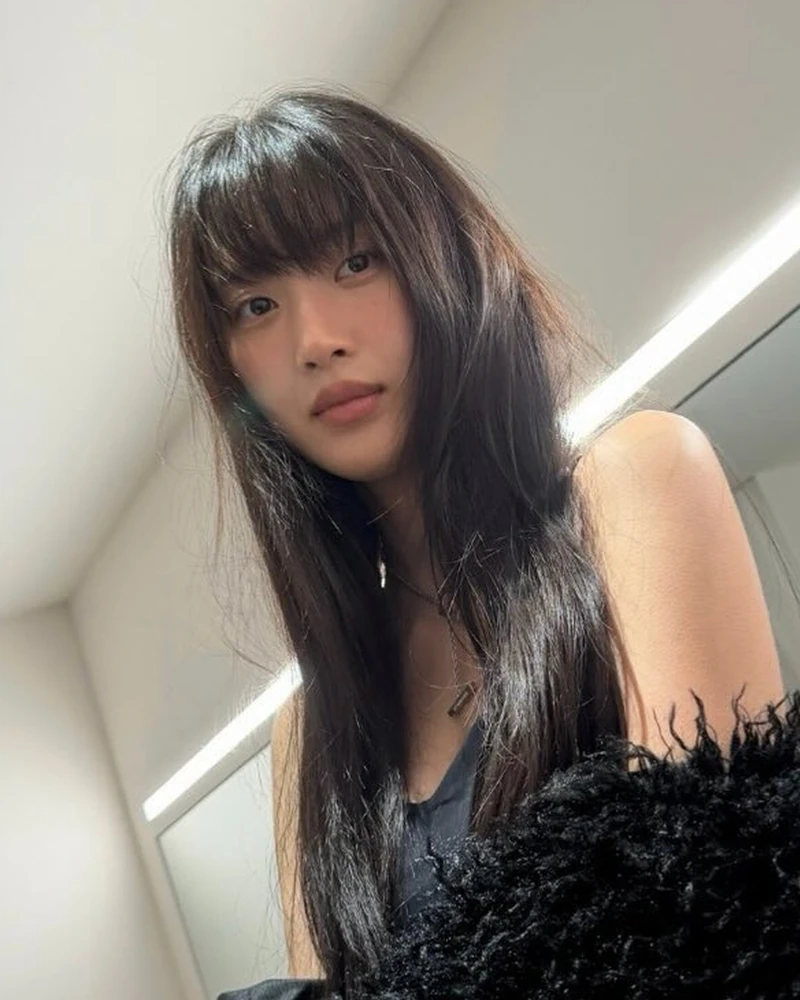 나 그냥 풀뱅할까..?💇🏻♀️
이마를 빽빽하게 채워 얼굴을 소멸 직전으로 만들어주는 풀뱅!
요즘 풀뱅은 러프한 텍스처나 웨이브를 살짝 더해 키치하고 사랑스러운 무드로 연출하는 게 포인트예요. 이마 라인을 무겁게 덮어주면 사랑스러우면서도 통통 튀는 헤어스타일을 완성할 수 있습니다. 가르마가 갈라진 모습까지도 자연스럽고 러블리해요.
단조로운 헤어스타일에 확실한 변화를 주고 싶다면, 올 여름이 가기 전 인생 첫 풀뱅에 도전해 보는 건 어떨까요? 이미지4