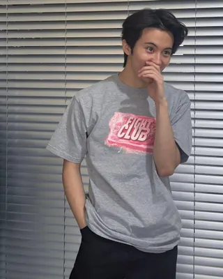 오살힘 마크의 데일리 OOTD🥹 온유어맠 몇 달 만이야..🤍 오랜만에 새 게시물로 근황을 전한 마크, 최근 공연 무대까지 마친 뒤, 편안한 일상 사진 여러 장을 공개했는데요. 기타를 치는 모습부터 자연스러운 스타일링까지 담겨 팬들의 반가운 반응이 이어지고 있습니다. 오랜만에 전한 근황인 만큼, 앞으로도 다양한 일상과 새로운 모습들 자주 보여주면 좋겠다^_^!🩷 이미지