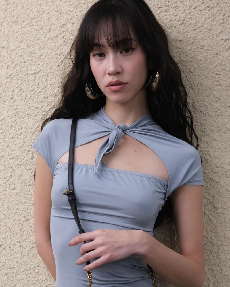 나 그냥 풀뱅할까..?💇🏻♀️
이마를 빽빽하게 채워 얼굴을 소멸 직전으로 만들어주는 풀뱅!
요즘 풀뱅은 러프한 텍스처나 웨이브를 살짝 더해 키치하고 사랑스러운 무드로 연출하는 게 포인트예요. 이마 라인을 무겁게 덮어주면 사랑스러우면서도 통통 튀는 헤어스타일을 완성할 수 있습니다. 가르마가 갈라진 모습까지도 자연스럽고 러블리해요.
단조로운 헤어스타일에 확실한 변화를 주고 싶다면, 올 여름이 가기 전 인생 첫 풀뱅에 도전해 보는 건 어떨까요? 이미지7