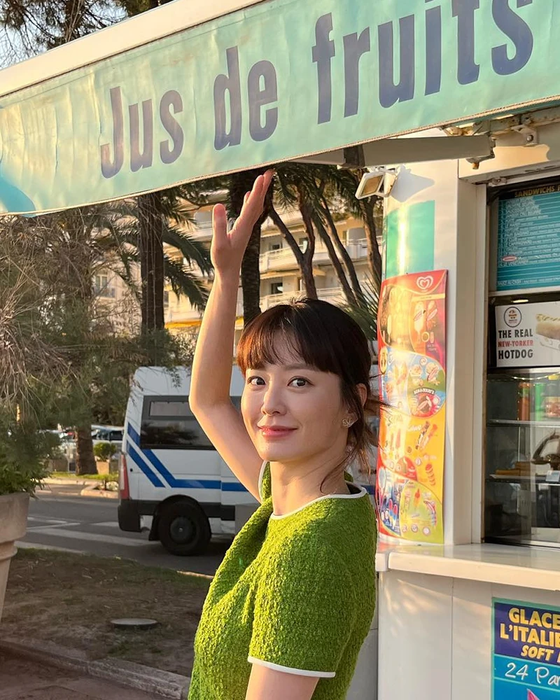 나 그냥 풀뱅할까..?💇🏻♀️
이마를 빽빽하게 채워 얼굴을 소멸 직전으로 만들어주는 풀뱅!
요즘 풀뱅은 러프한 텍스처나 웨이브를 살짝 더해 키치하고 사랑스러운 무드로 연출하는 게 포인트예요. 이마 라인을 무겁게 덮어주면 사랑스러우면서도 통통 튀는 헤어스타일을 완성할 수 있습니다. 가르마가 갈라진 모습까지도 자연스럽고 러블리해요.
단조로운 헤어스타일에 확실한 변화를 주고 싶다면, 올 여름이 가기 전 인생 첫 풀뱅에 도전해 보는 건 어떨까요? 이미지6