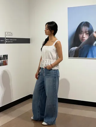 여름 코디, 고민 중이라면 ☁️
캐미솔 블라우스는 룩에 가볍고 로맨틱한 무드를 더해주는 아이템입니다. 데님부터 스커트까지 자연스럽게 어우러져 손이 자주 가게 되죠. 더운 여름에도 시원하고 여성스러운 스타일링이 가능해 하나만으로도 충분한 존재감을 보여줍니다.
올여름, 캐미솔 블라우스 한 장으로 코디를 완성해보세요. 이미지
