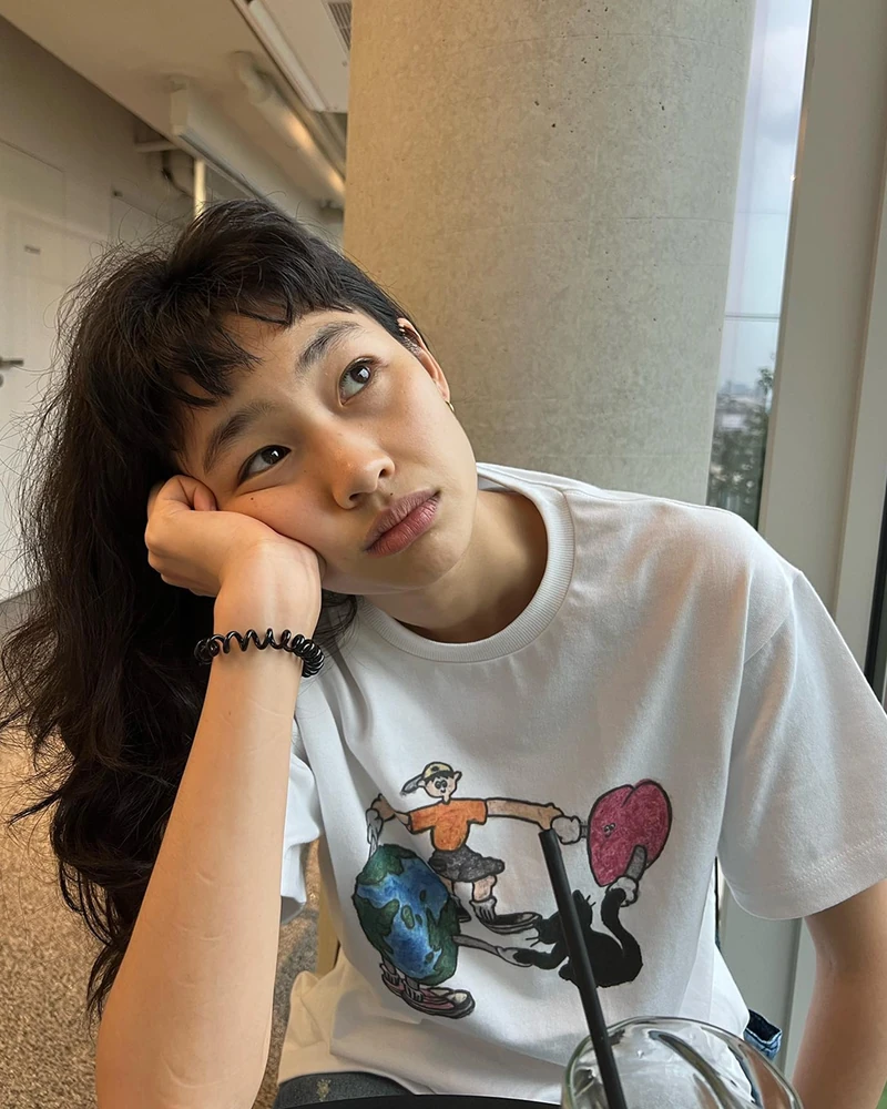 나 그냥 풀뱅할까..?💇🏻♀️
이마를 빽빽하게 채워 얼굴을 소멸 직전으로 만들어주는 풀뱅!
요즘 풀뱅은 러프한 텍스처나 웨이브를 살짝 더해 키치하고 사랑스러운 무드로 연출하는 게 포인트예요. 이마 라인을 무겁게 덮어주면 사랑스러우면서도 통통 튀는 헤어스타일을 완성할 수 있습니다. 가르마가 갈라진 모습까지도 자연스럽고 러블리해요.
단조로운 헤어스타일에 확실한 변화를 주고 싶다면, 올 여름이 가기 전 인생 첫 풀뱅에 도전해 보는 건 어떨까요? 이미지3