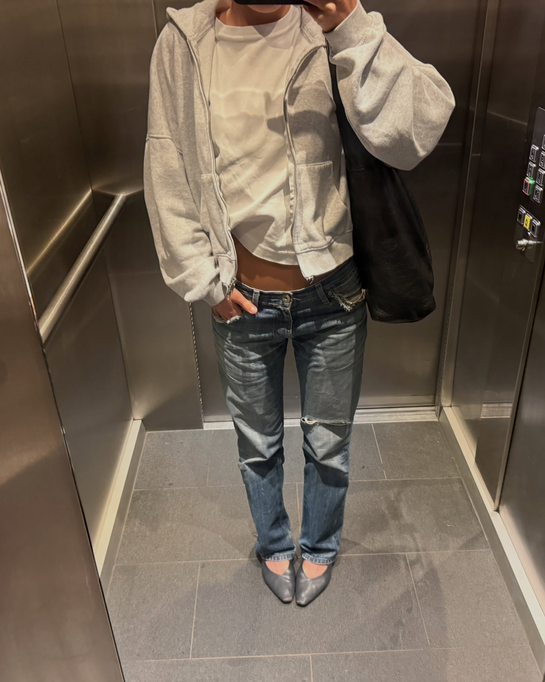 로우라이즈, 올해도 입어도 됩니다~👖✨
한때의 트렌드를 넘어 이제는 완벽한 기본템으로 자리 잡은 듯한 로우라이즈 팬츠의 인기는 올해도 여전히 뜨겁습니다.
골반에 아슬아슬하게 걸쳐 입는 로우라이즈는 특유의 Y2K 감성과 함께 쿨하고 반항적인 무드를 자아내는 치트키 아이템인데요. 슬림한 상의와 매치해 허리 라인을 강조하거나, 슬리브리스를 툭 걸쳐 무심하고 시크한 리얼웨이 룩을 완성하기에도 제격입니다.✨
로우라이즈 하의가 아직은 좀 부담스럽다면 클래식한 화이트셔츠와 매치하면 미니멀하면서 세련된 데일리룩을 완성할 수 있습니다!
피드 속 해외 패피들의 코디를 참고해 로우라이즈 진에 도전해 보세요! 이미지8