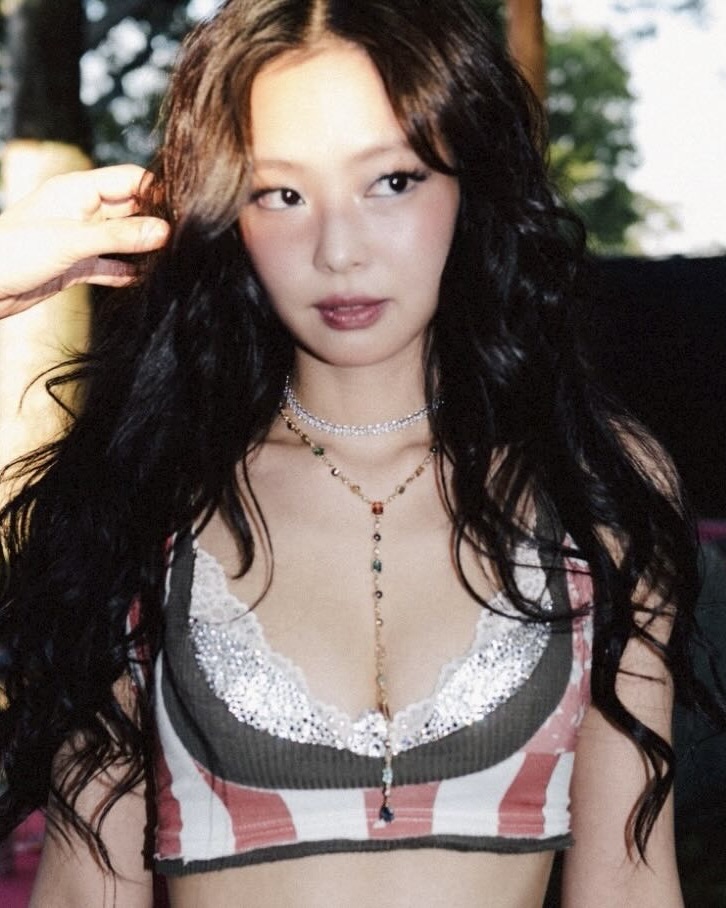 요즘 셀럽들이 다 한다는 블루🩵
80년대 그 느낌 아세요?!🥺👖 블루 섀도우 은은~하게 얹어
한때 1980년대 메이크업을 대표하던 블루 아이섀도우가 돌아왔습니다. 눈두덩이 전체를 과하게 채우기보다, 스카이 블루·데님 블루·코발트 블루처럼 다양한 톤을 눈 앞머리나 언더라인에 은은하게 얹는 방식으로 더 웨어러블하게 연출되고 있는데요.
차갑고 펄감이 강한 블루 섀도우가 부담스럽다면, 닝닝이나 제니처럼 눈 앞머리에 살짝 얹거나 언더라인에 가볍게 더해보세요. 올여름 메이크업에 시원한 포인트를 주고 싶다면, 블루 아이섀도우 아이템을 참고해보세요.
- 디올뷰티 디올쇼 모뇌 꿀뢰르 240 데님, 5만 원대
- 힌스 싱글 아이섀도우, 1만 원대
- 3CE, 멀티 아이 컬러 팔레트, 3만 원대
- 메이크업포에버 아티스트 컬러 섀도우, 2만 원대 이미지3