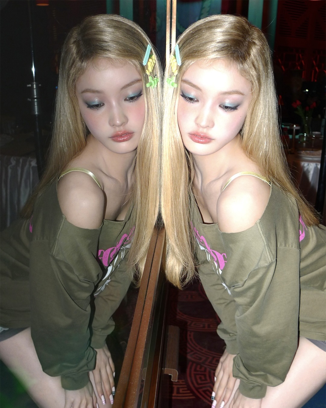 요즘 셀럽들이 다 한다는 블루🩵
80년대 그 느낌 아세요?!🥺👖 블루 섀도우 은은~하게 얹어
한때 1980년대 메이크업을 대표하던 블루 아이섀도우가 돌아왔습니다. 눈두덩이 전체를 과하게 채우기보다, 스카이 블루·데님 블루·코발트 블루처럼 다양한 톤을 눈 앞머리나 언더라인에 은은하게 얹는 방식으로 더 웨어러블하게 연출되고 있는데요.
차갑고 펄감이 강한 블루 섀도우가 부담스럽다면, 닝닝이나 제니처럼 눈 앞머리에 살짝 얹거나 언더라인에 가볍게 더해보세요. 올여름 메이크업에 시원한 포인트를 주고 싶다면, 블루 아이섀도우 아이템을 참고해보세요.
- 디올뷰티 디올쇼 모뇌 꿀뢰르 240 데님, 5만 원대
- 힌스 싱글 아이섀도우, 1만 원대
- 3CE, 멀티 아이 컬러 팔레트, 3만 원대
- 메이크업포에버 아티스트 컬러 섀도우, 2만 원대 이미지6