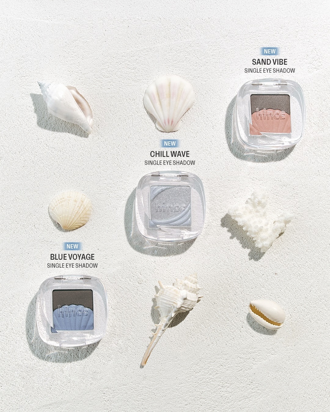 요즘 셀럽들이 다 한다는 블루🩵
80년대 그 느낌 아세요?!🥺👖 블루 섀도우 은은~하게 얹어
한때 1980년대 메이크업을 대표하던 블루 아이섀도우가 돌아왔습니다. 눈두덩이 전체를 과하게 채우기보다, 스카이 블루·데님 블루·코발트 블루처럼 다양한 톤을 눈 앞머리나 언더라인에 은은하게 얹는 방식으로 더 웨어러블하게 연출되고 있는데요.
차갑고 펄감이 강한 블루 섀도우가 부담스럽다면, 닝닝이나 제니처럼 눈 앞머리에 살짝 얹거나 언더라인에 가볍게 더해보세요. 올여름 메이크업에 시원한 포인트를 주고 싶다면, 블루 아이섀도우 아이템을 참고해보세요.
- 디올뷰티 디올쇼 모뇌 꿀뢰르 240 데님, 5만 원대
- 힌스 싱글 아이섀도우, 1만 원대
- 3CE, 멀티 아이 컬러 팔레트, 3만 원대
- 메이크업포에버 아티스트 컬러 섀도우, 2만 원대 이미지8
