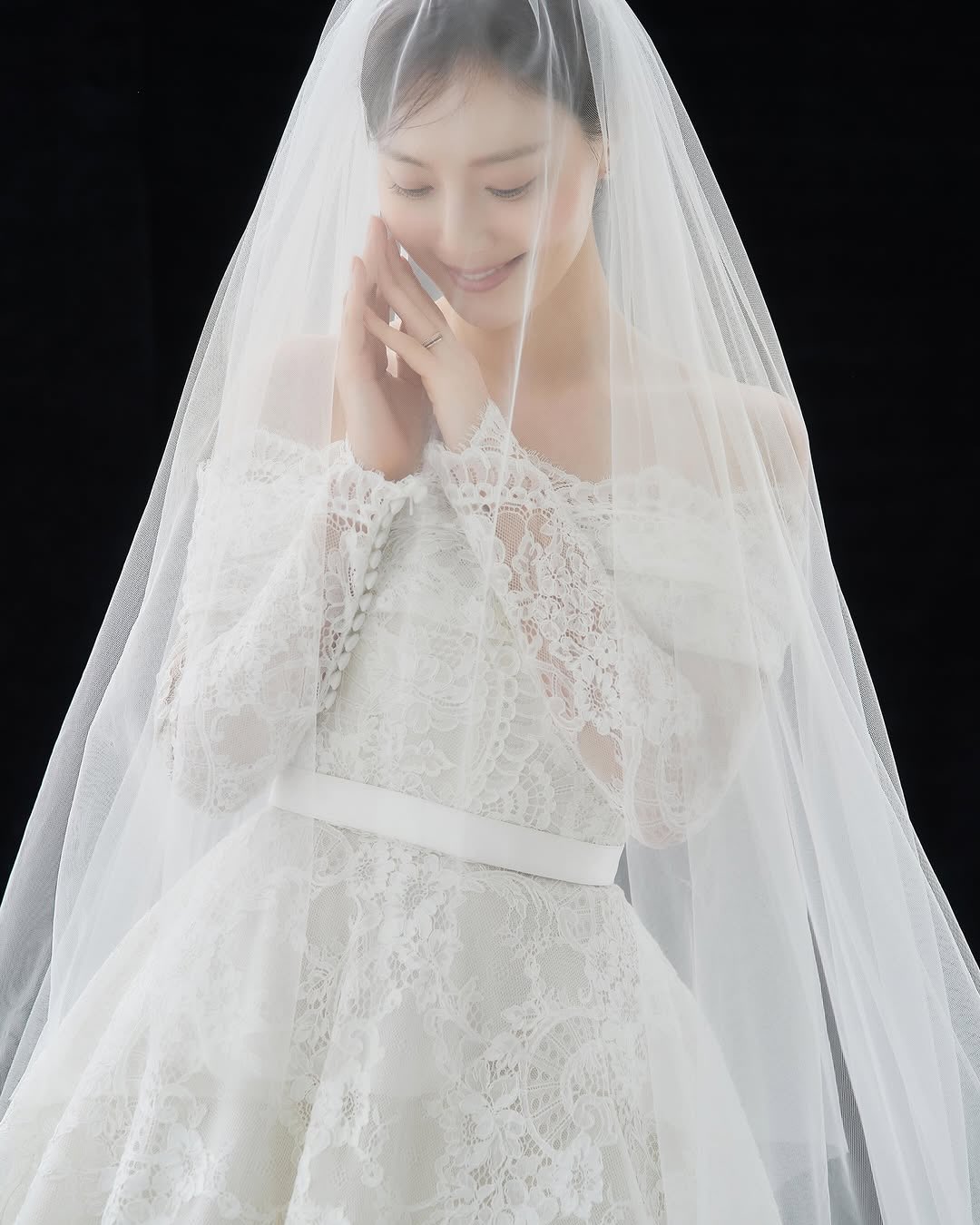 6월의 신부, 문채원 웨딩 화보👰🏻♀️
문채원이 면사포를 쓴 웨딩 화보를 추가 공개했습니다. 정교한 레이스 오프숄더 드레스에 길게 늘어뜨린 베일, 왼손 약지에는 반지가 담겼습니다. 공개 직후 댓글창은 축하로 가득 찼어요.
지난 4월 15일 자필 편지로 결혼을 알린 문채원은 이달 중 비연예인 예비 신랑과 비공개로 식을 올립니다. 이미지6