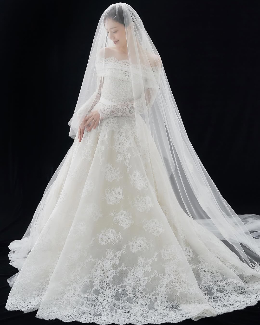 6월의 신부, 문채원 웨딩 화보👰🏻♀️
문채원이 면사포를 쓴 웨딩 화보를 추가 공개했습니다. 정교한 레이스 오프숄더 드레스에 길게 늘어뜨린 베일, 왼손 약지에는 반지가 담겼습니다. 공개 직후 댓글창은 축하로 가득 찼어요.
지난 4월 15일 자필 편지로 결혼을 알린 문채원은 이달 중 비연예인 예비 신랑과 비공개로 식을 올립니다. 이미지8